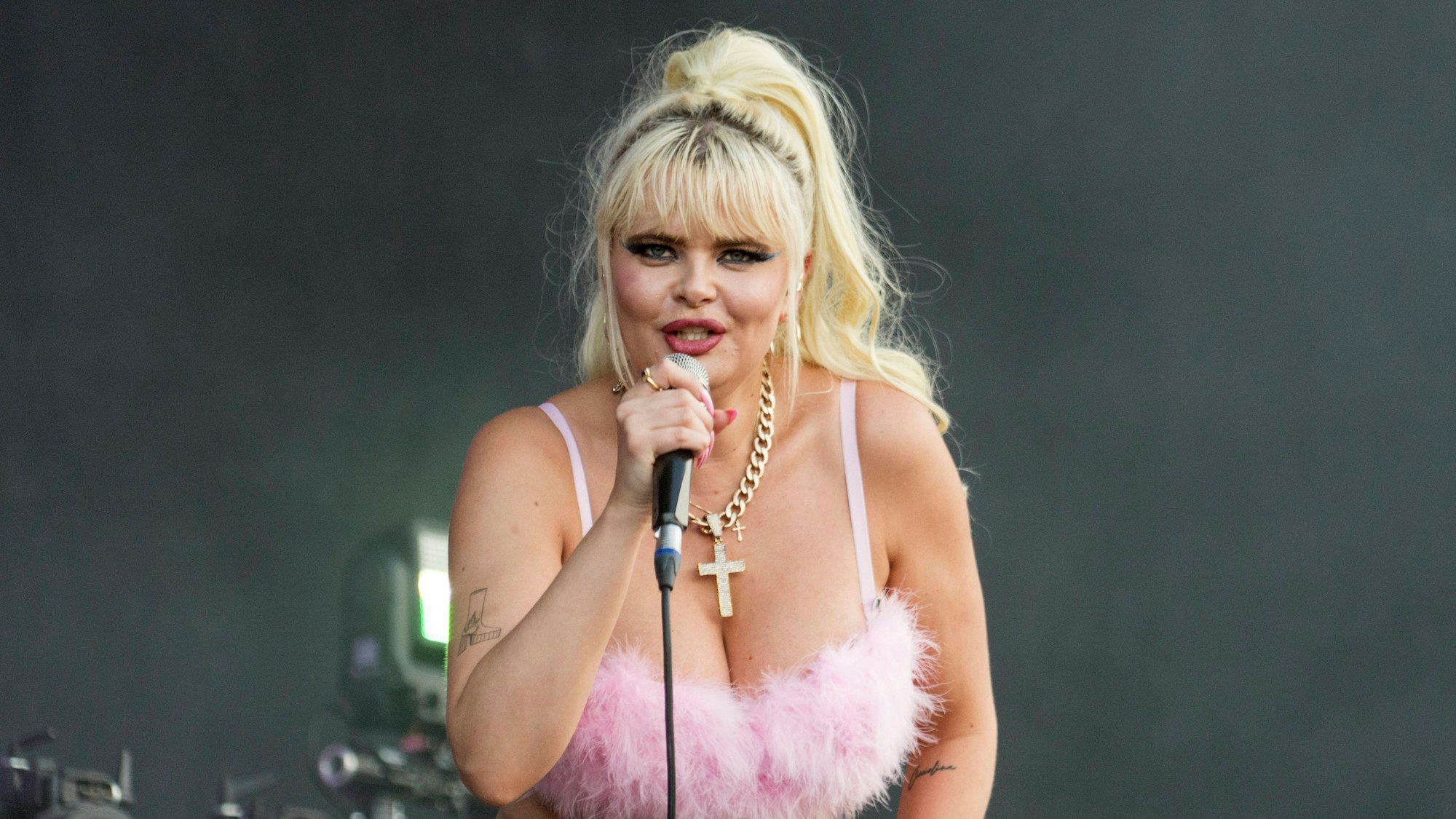 Erika Vikman auf der Bühne.