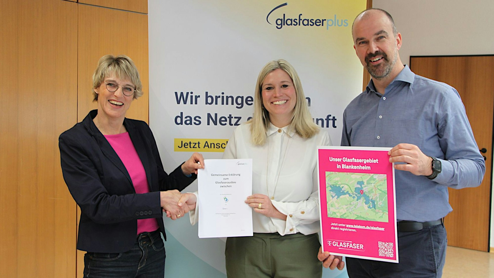 Micaela Orgeldinger, Jennifer Meuren und Guido Waters halten die Erklärung und ein Plakat.