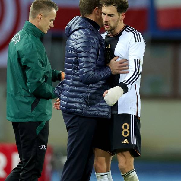 ARCHIV - 22.11.2023, Österreich, Wien: Fußball: Länderspiele, Österreich - Deutschland, Ernst-Happel-Stadion. Deutschlands Bundestrainer Julian Nagelsmann (M) bedankt sich beim ausgewechselten Leon Goretzka.