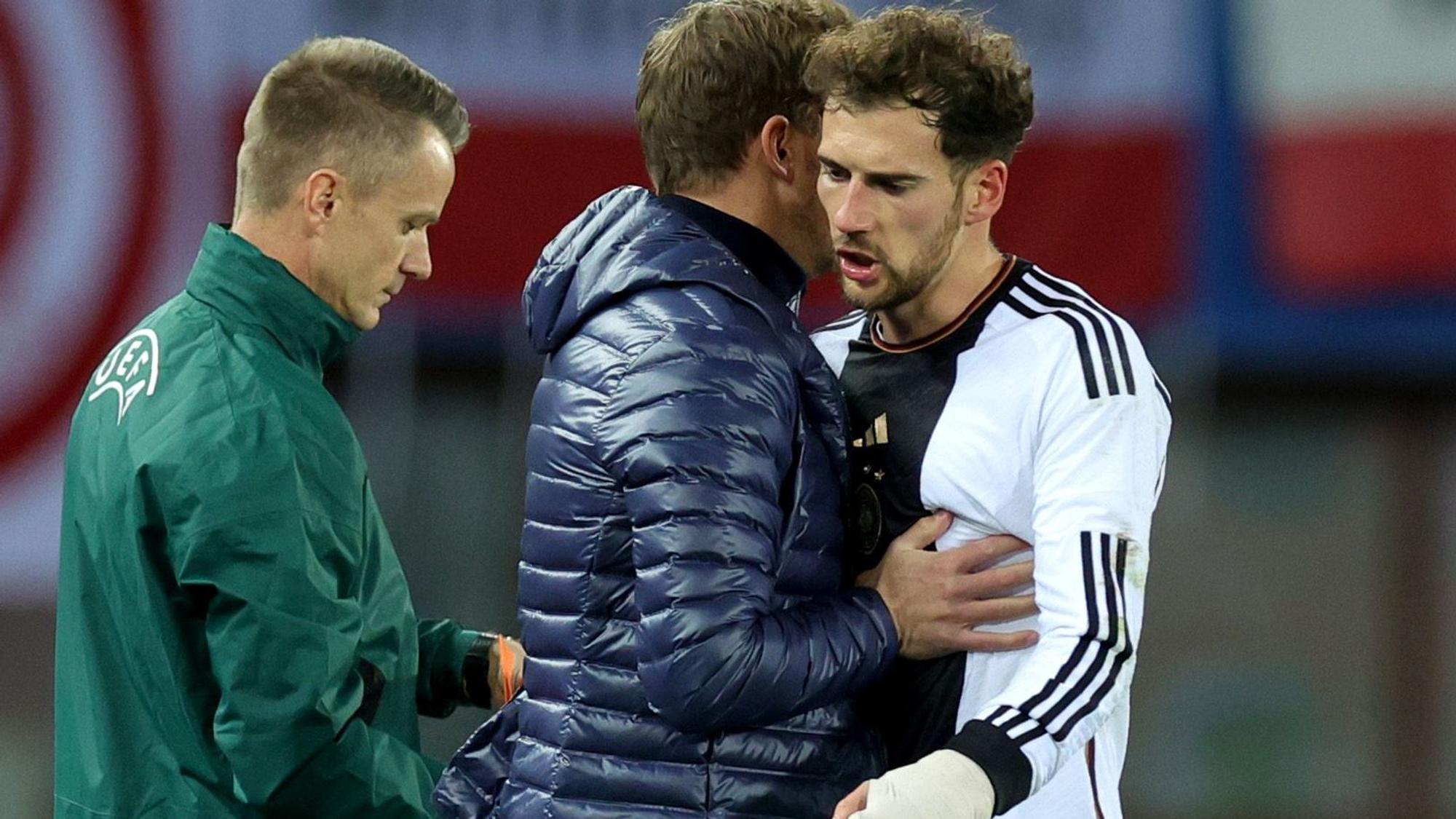 ARCHIV - 22.11.2023, Österreich, Wien: Fußball: Länderspiele, Österreich - Deutschland, Ernst-Happel-Stadion. Deutschlands Bundestrainer Julian Nagelsmann (M) bedankt sich beim ausgewechselten Leon Goretzka.