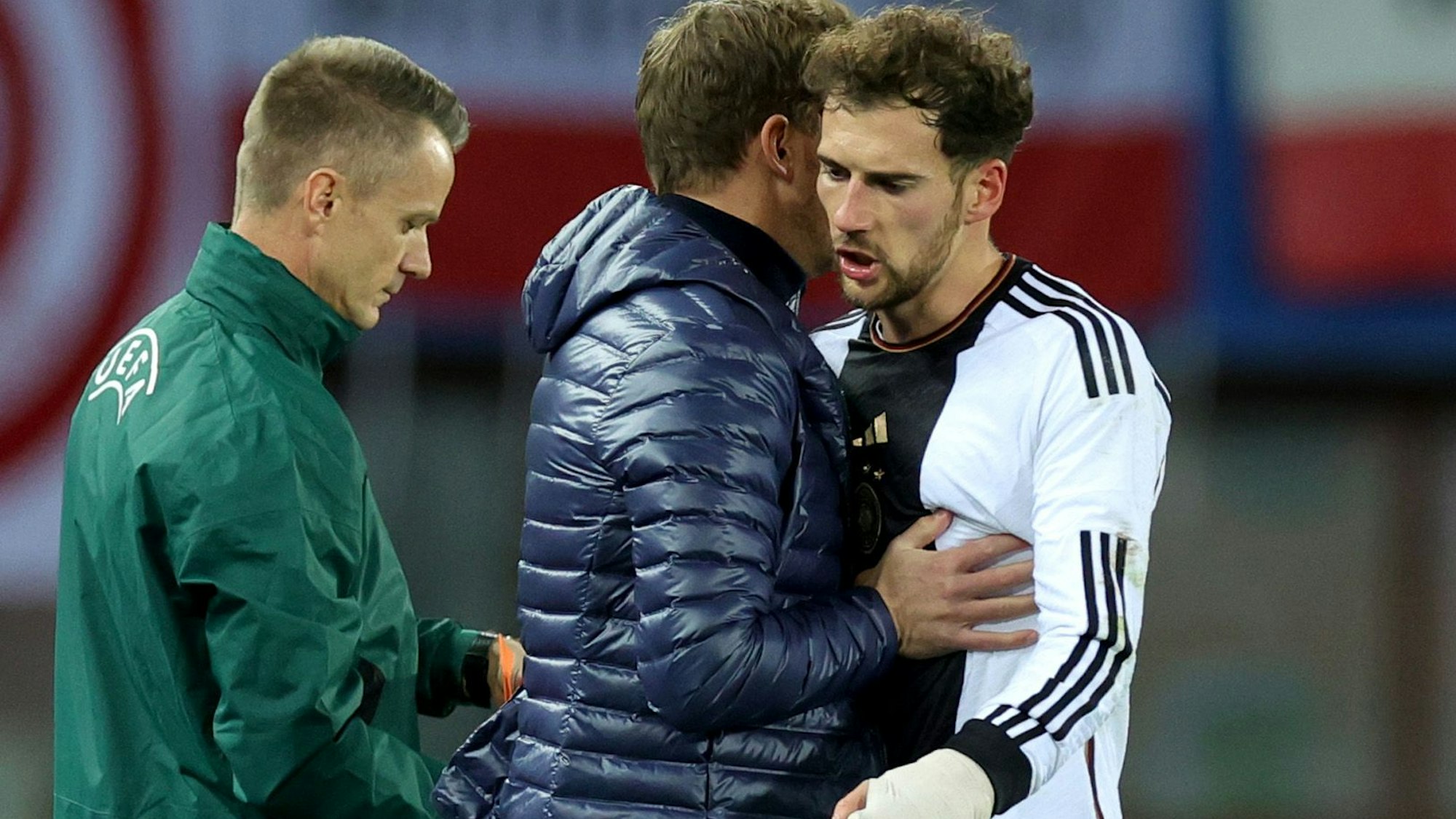 ARCHIV - 22.11.2023, Österreich, Wien: Fußball: Länderspiele, Österreich - Deutschland, Ernst-Happel-Stadion. Deutschlands Bundestrainer Julian Nagelsmann (M) bedankt sich beim ausgewechselten Leon Goretzka.