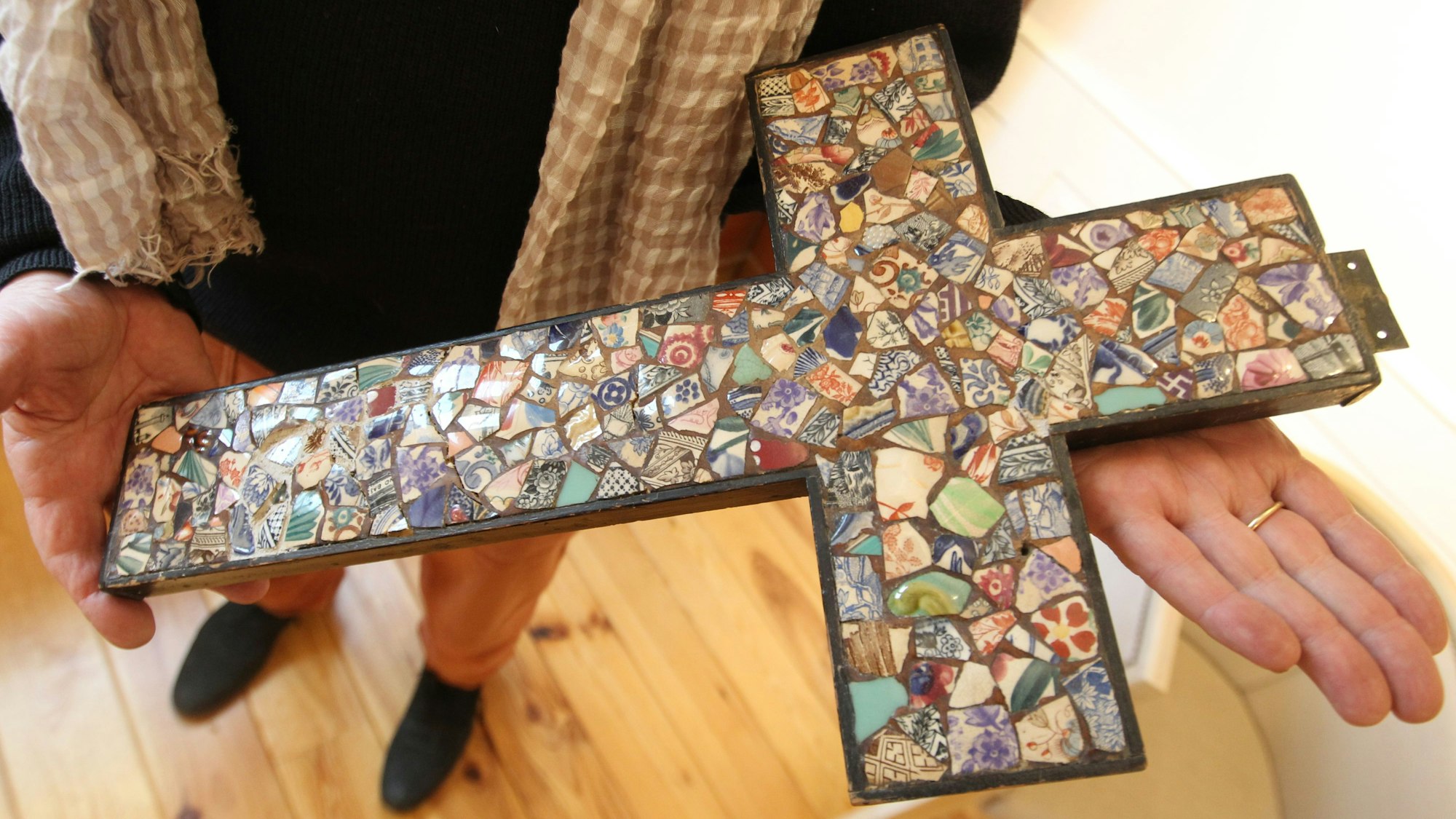 Ein Kreuz in Mosaiktechnik.