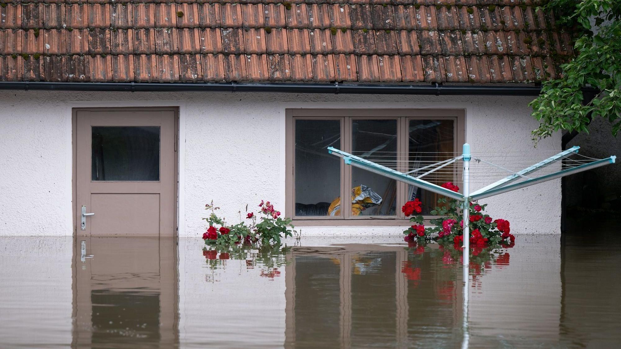 Wenn das Eigenheim von Überschwemmungen betroffen ist, kann eine Elementarschadenversicherung zumindest den finanziellen Schaden lindern.