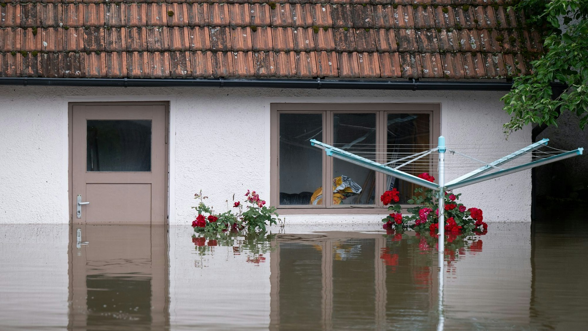 Wenn das Eigenheim von Überschwemmungen betroffen ist, kann eine Elementarschadenversicherung zumindest den finanziellen Schaden lindern.