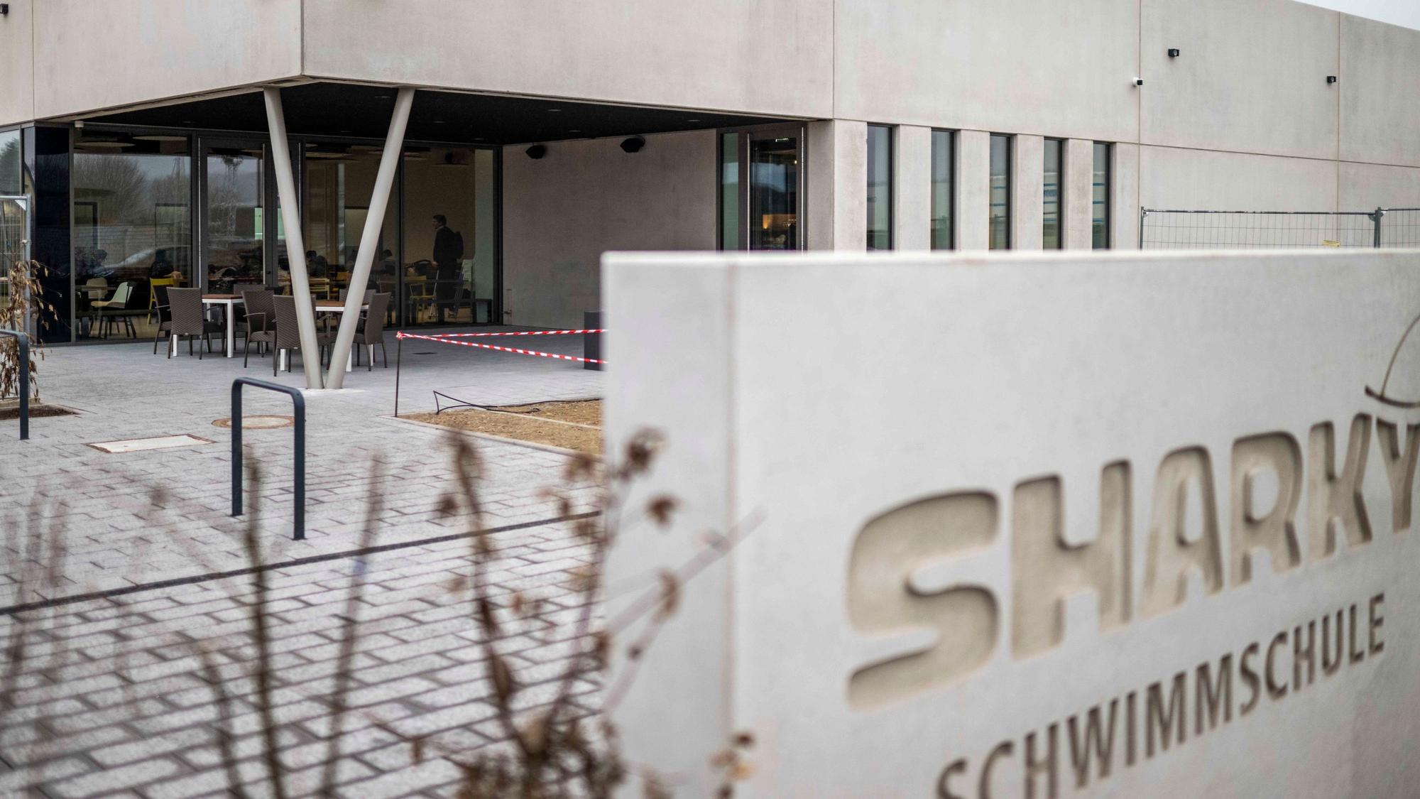 Aus hellem Beton ist die Fassade der Sharky-Schwimmschule in Weilerswist gestaltet.