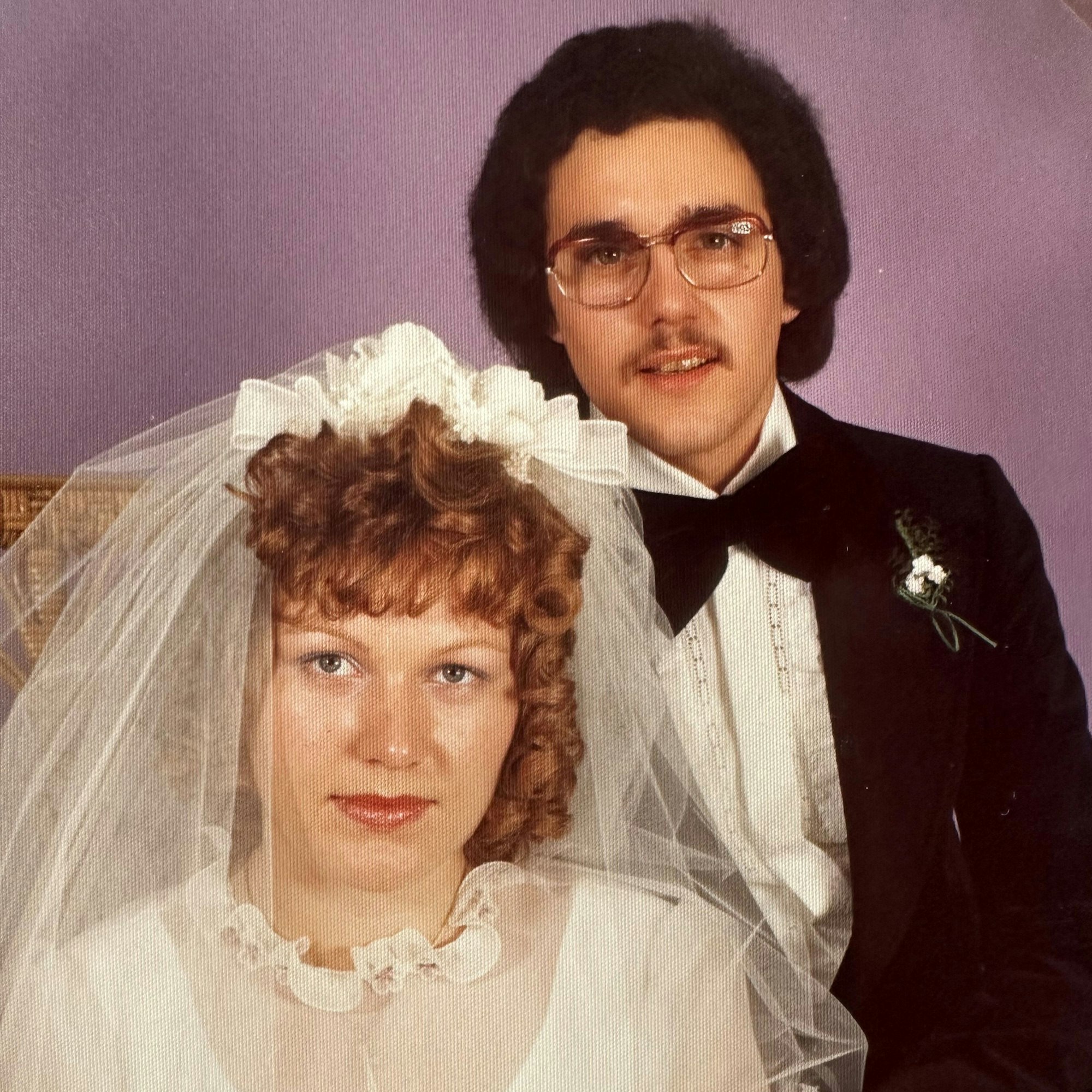 Eine Braut und ein Bräutigam an ihrem Hochzeitstag.