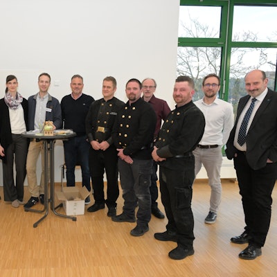 In einer Reihe stehen Vertreter der Verwaltung und Klima-Experten.