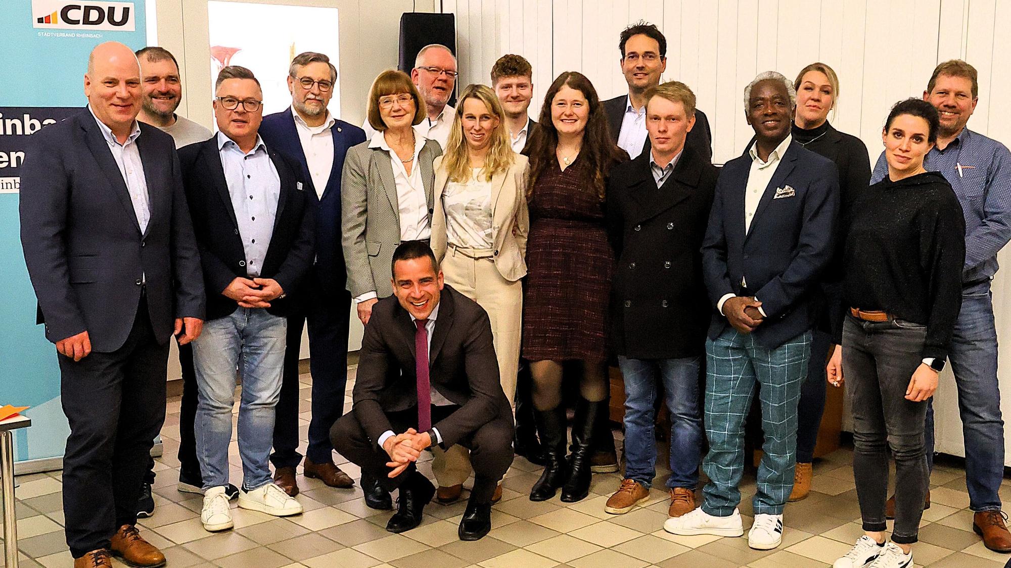 Die Mannschaft der CDU für den nächsten Rheinbacher Stadtrat. Vorne knieend ihr Bürgermeisterkandidat Daniel Phiesel.
