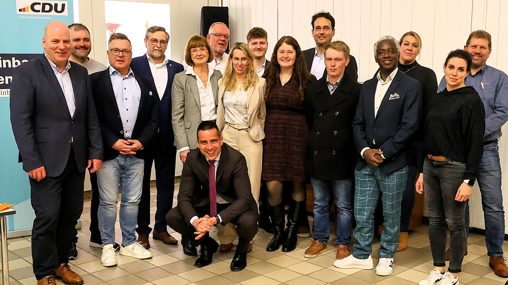 Die Mannschaft der CDU für den nächsten Rheinbacher Stadtrat. Vorne knieend ihr Bürgermeisterkandidat Daniel Phiesel.