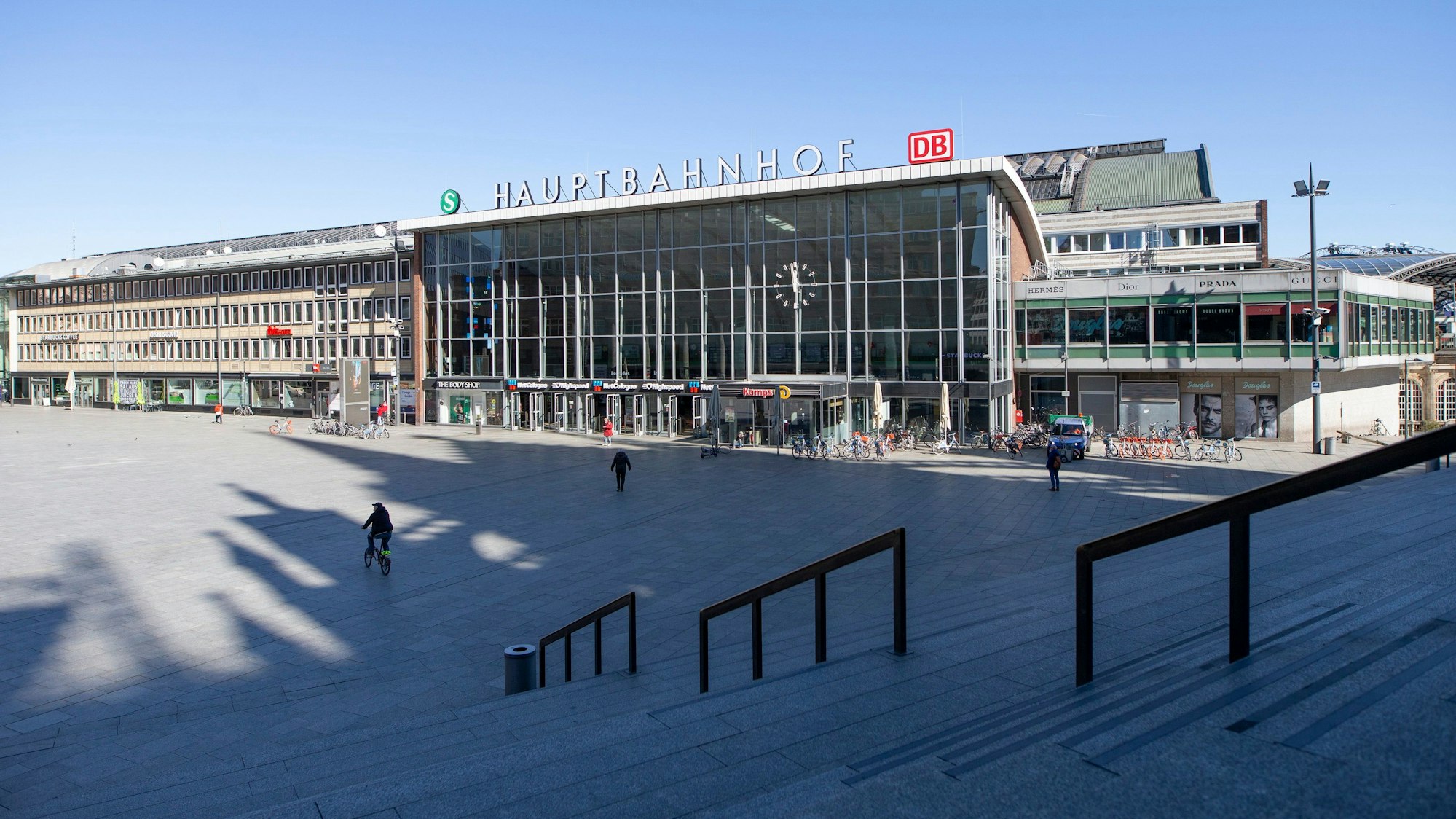 Wie ausgestorben: Der Bahnhofsvorplatz an einem Sonntagmittag während des ersten Lockdowns.