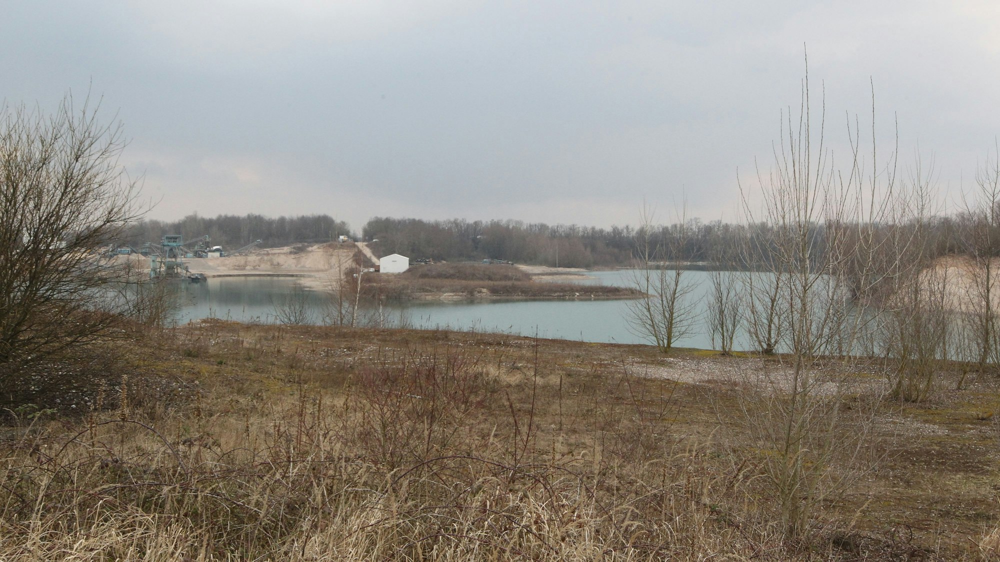 Kiesgrube Niederkassel Uckendorf. Das im Hintergrund jeweils zu sehende Ackerland soll zu einer Kiesgrube ausgebaut werden.