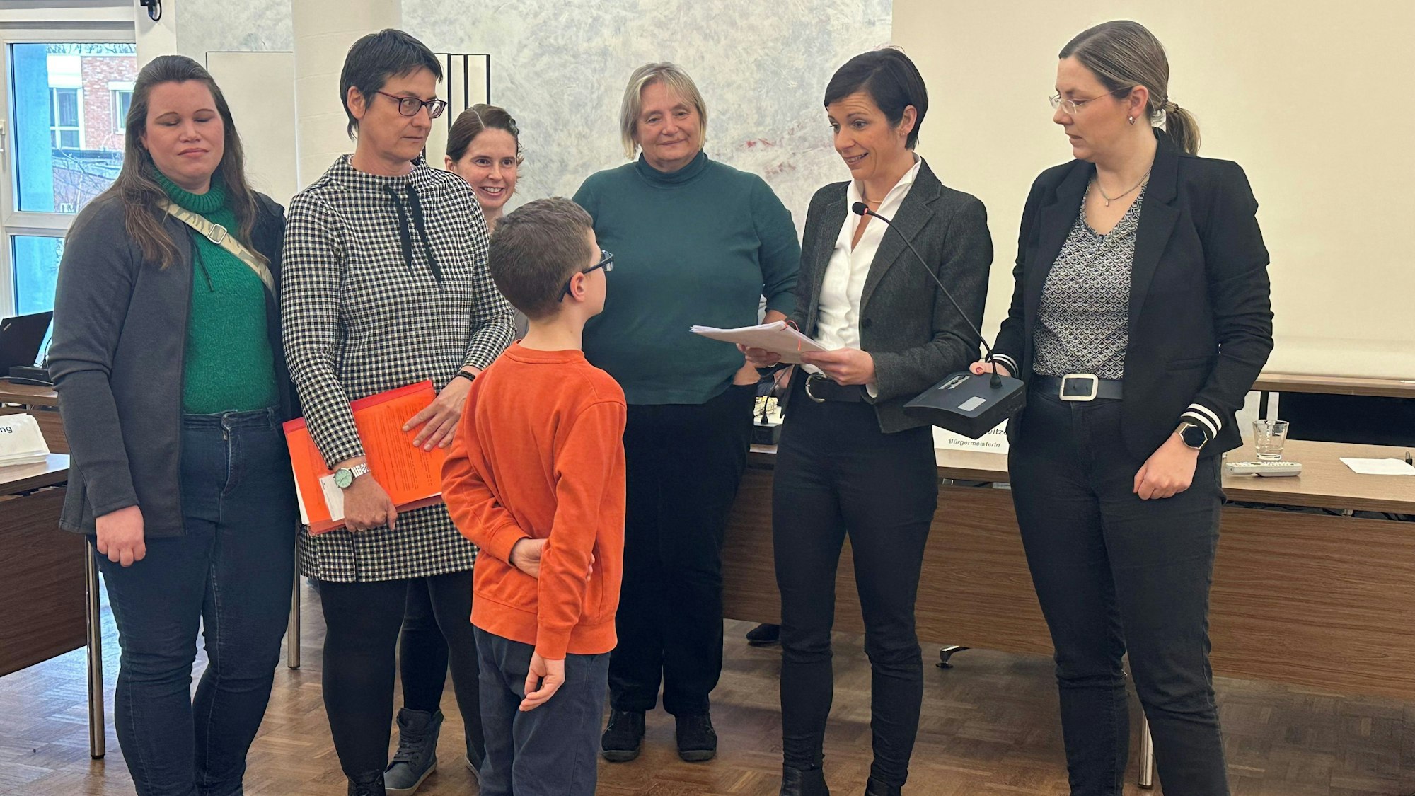 Frauen stehen in einem Saal