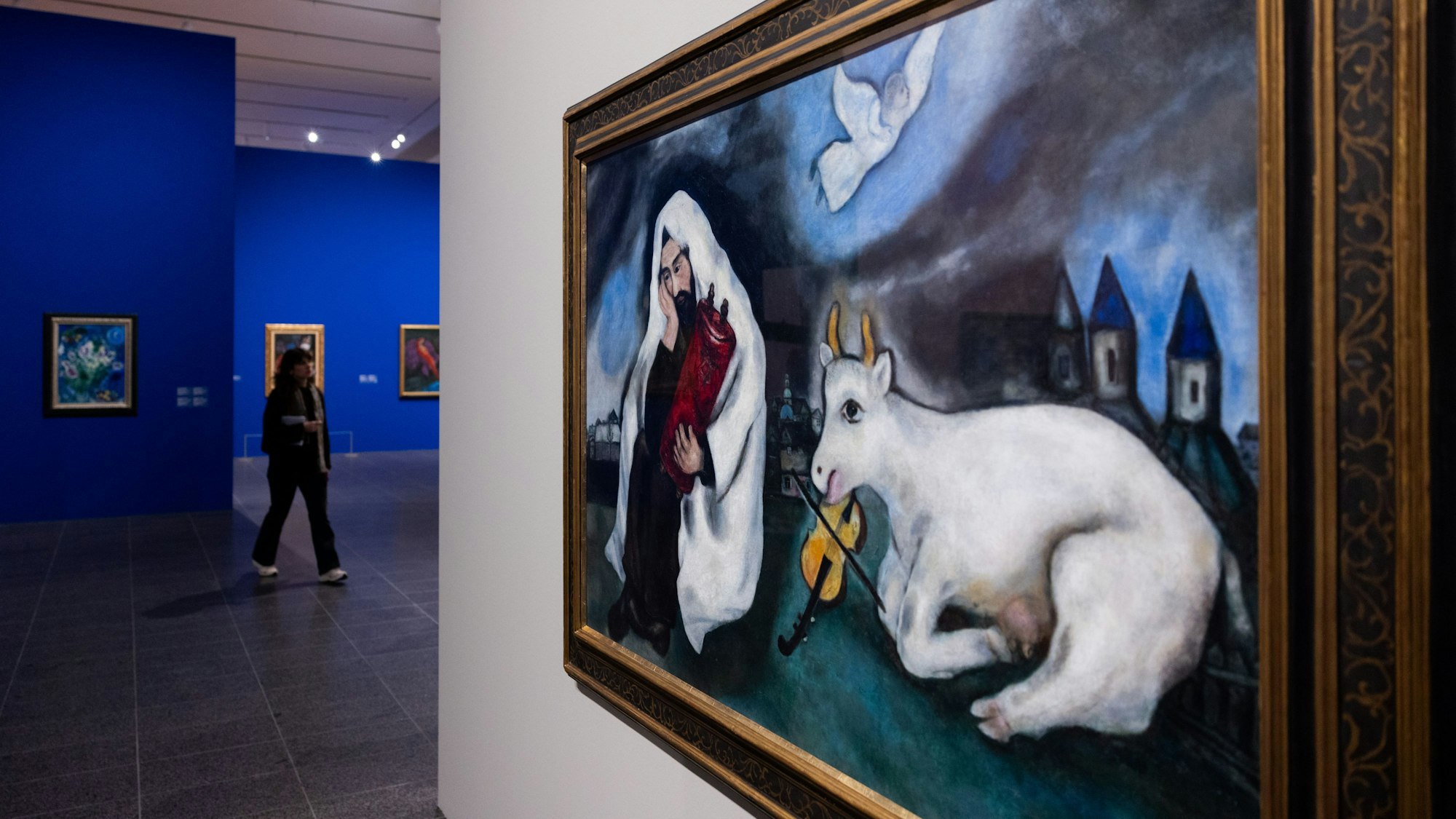 13.03.2025, Nordrhein-Westfalen, Düsseldorf: Das Werk «Einsamkeit» (1933) des Künstlers Marc Chagall ist in der Ausstellung «Chagall» in der Kunstsammlung K20 zu sehen. Die Ausstellung , die vom 15.03. bis 10.08. zu sehen sein wird, ist in Kooperation mit dem Albertina Museum in Wien entstanden, wo sie bis Anfang Februar gezeigt wurde. Die Schau umfasst rund 100 Werke aus allen Lebensphasen Chagalls (1887 - 1985). Foto: Rolf Vennenbernd/dpa - ACHTUNG: Nur zur redaktionellen Verwendung im Zusammenhang mit der aktuellen Berichterstattung über die Ausstellung und nur mit vollständiger Nennung des vorstehenden Credits +++ dpa-Bildfunk +++