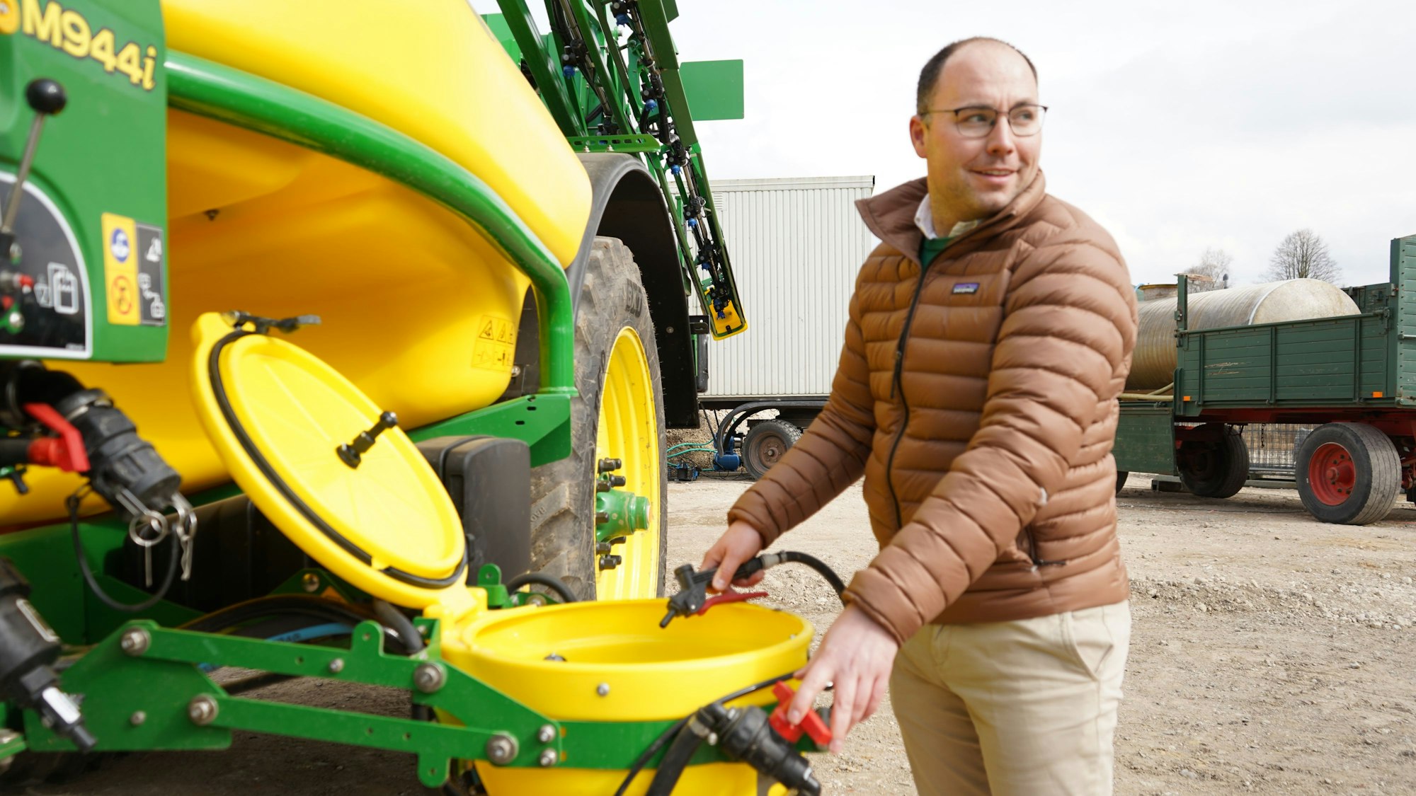 Das Foto zeigt Eric Lothmann an einer Pflanzenschutzmittelspritze.