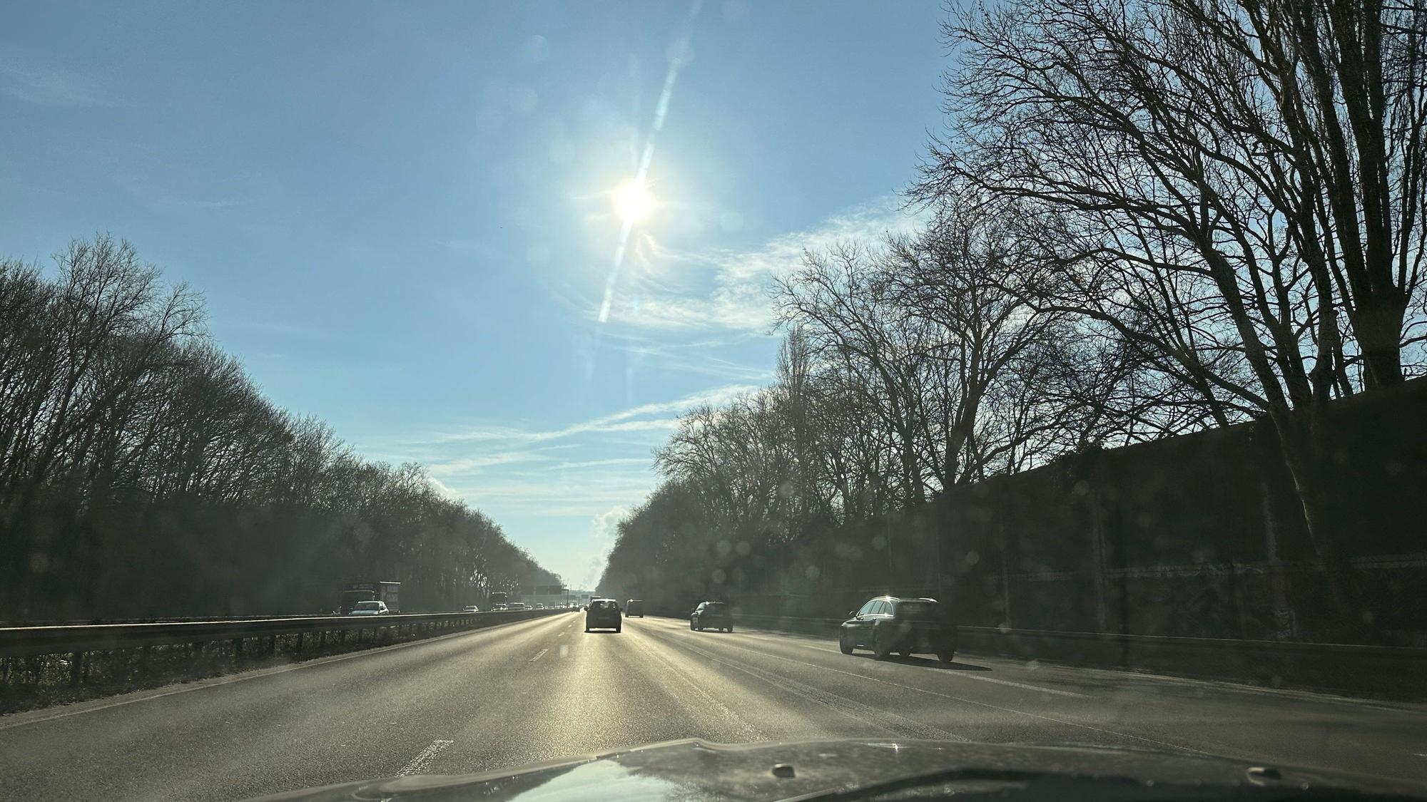 Die Lärmschutzwand an der Autobahn 555 Richtung Godorf ist laut Autobahn GmbH ausreichend.