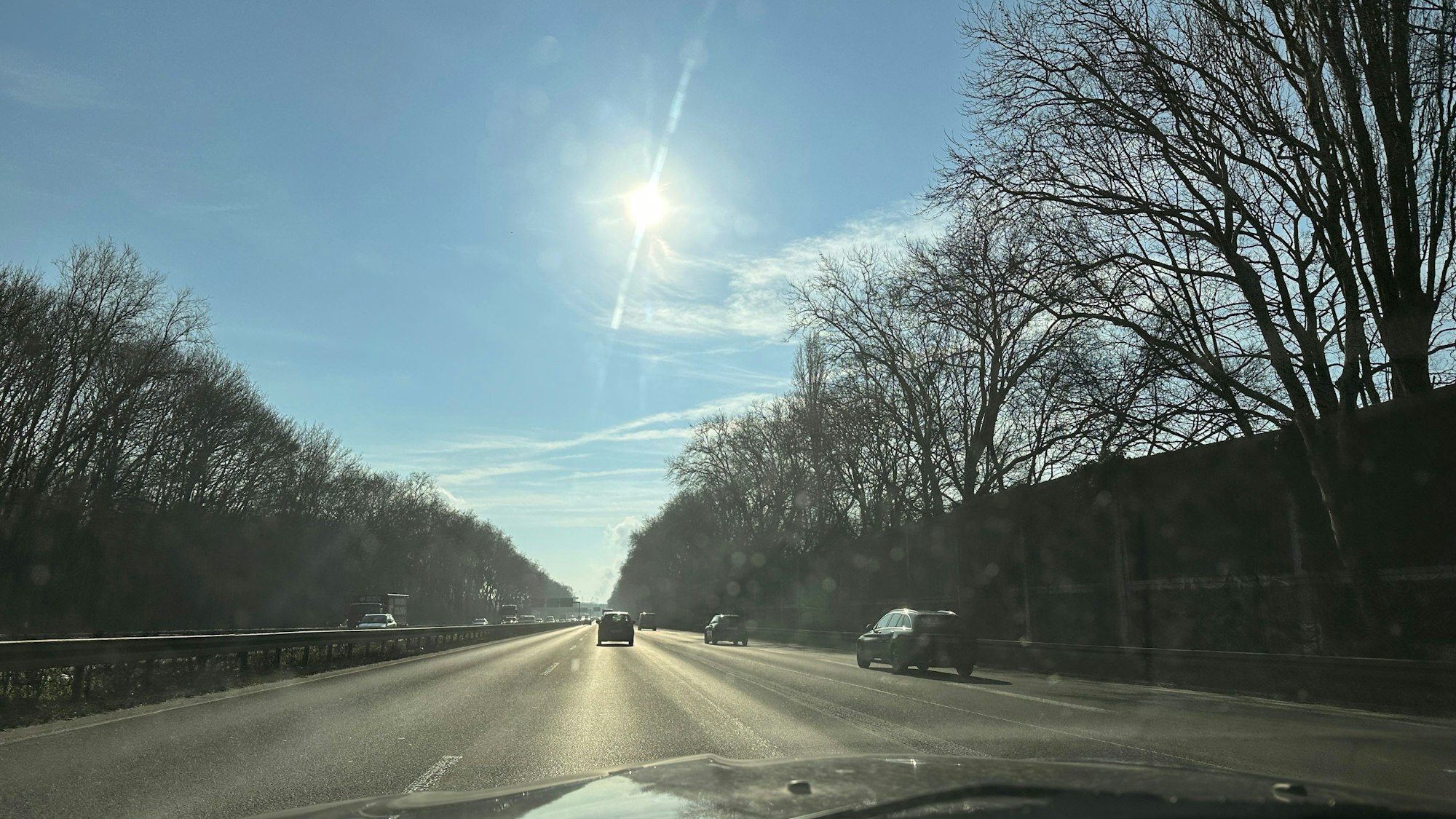 Die Lärmschutzwand an der Autobahn 555 Richtung Godorf ist laut Autobahn GmbH ausreichend.