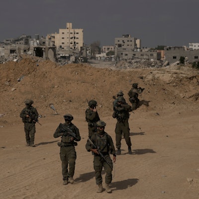 ARCHIV - 13.09.2024, Palästinensische Gebiete, Gaza-Streifen: Israelische Soldaten nehmen während einer Bodenoperation im südlichen Gazastreifen Stellung ein.