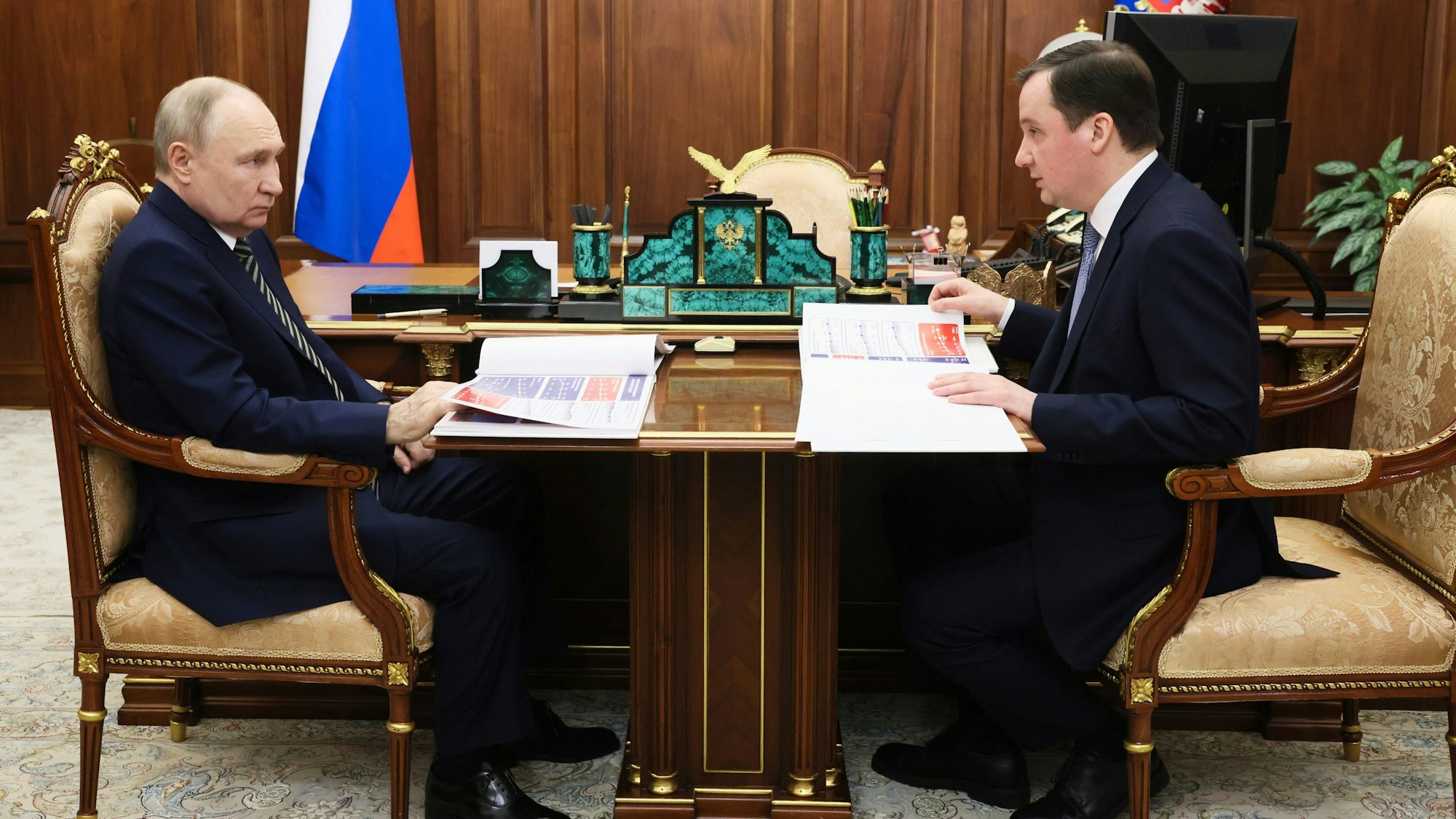 11.03.2025, Russland, Moskau: Der russische Präsident Wladimir Putin (l) spricht mit dem Gouverneur der Region Archangelsk Alexander Tsybulsky während ihres Treffens im Kreml.
