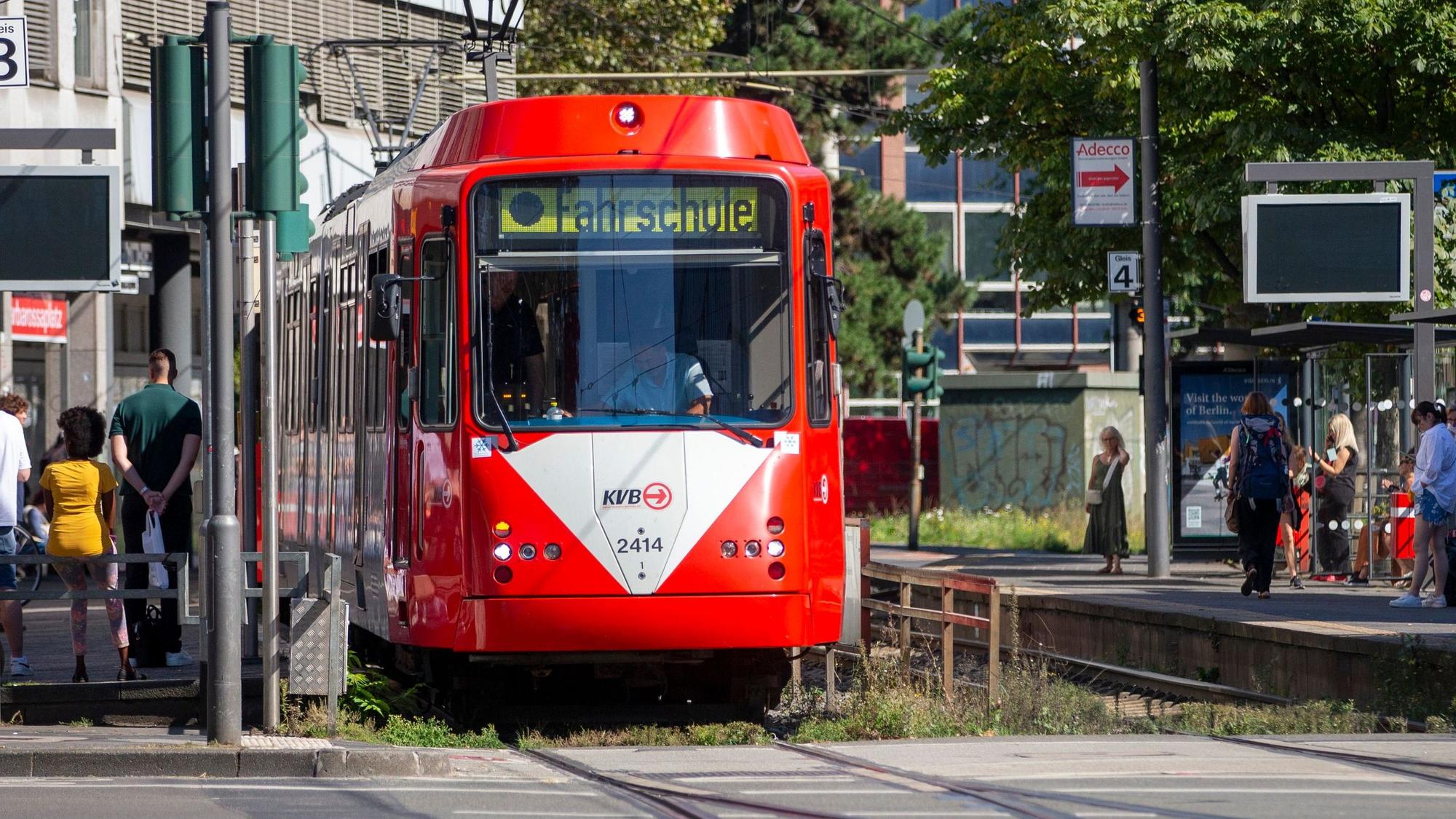 Eine Stadtbahn der KVB im Fahrschuleinsatz
