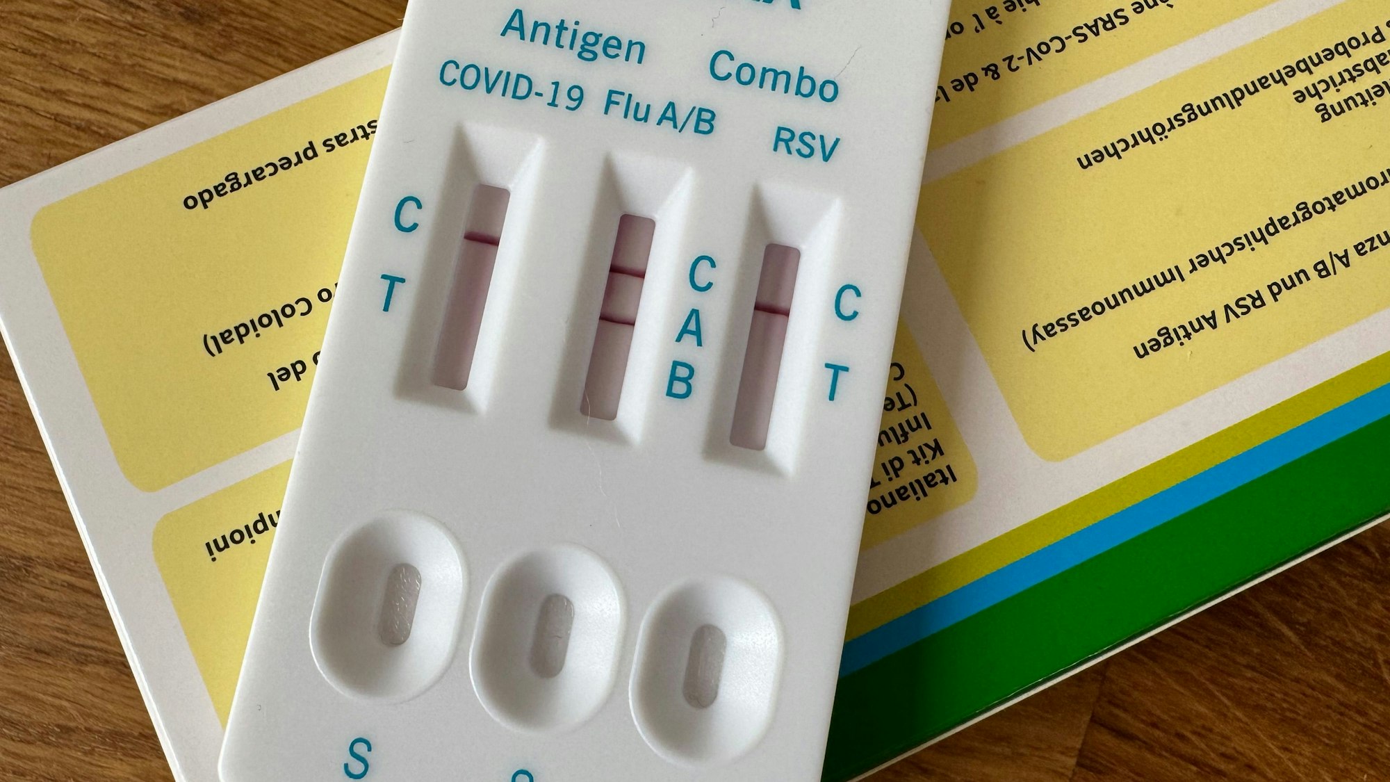 AEin Kombi-Schnelltest auf Covid-19, Influenza und RSV (Respiratorisches Synzytial-Virus).