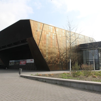 Ein mit Metall verkleidetes Veranstaltungsgebäude.