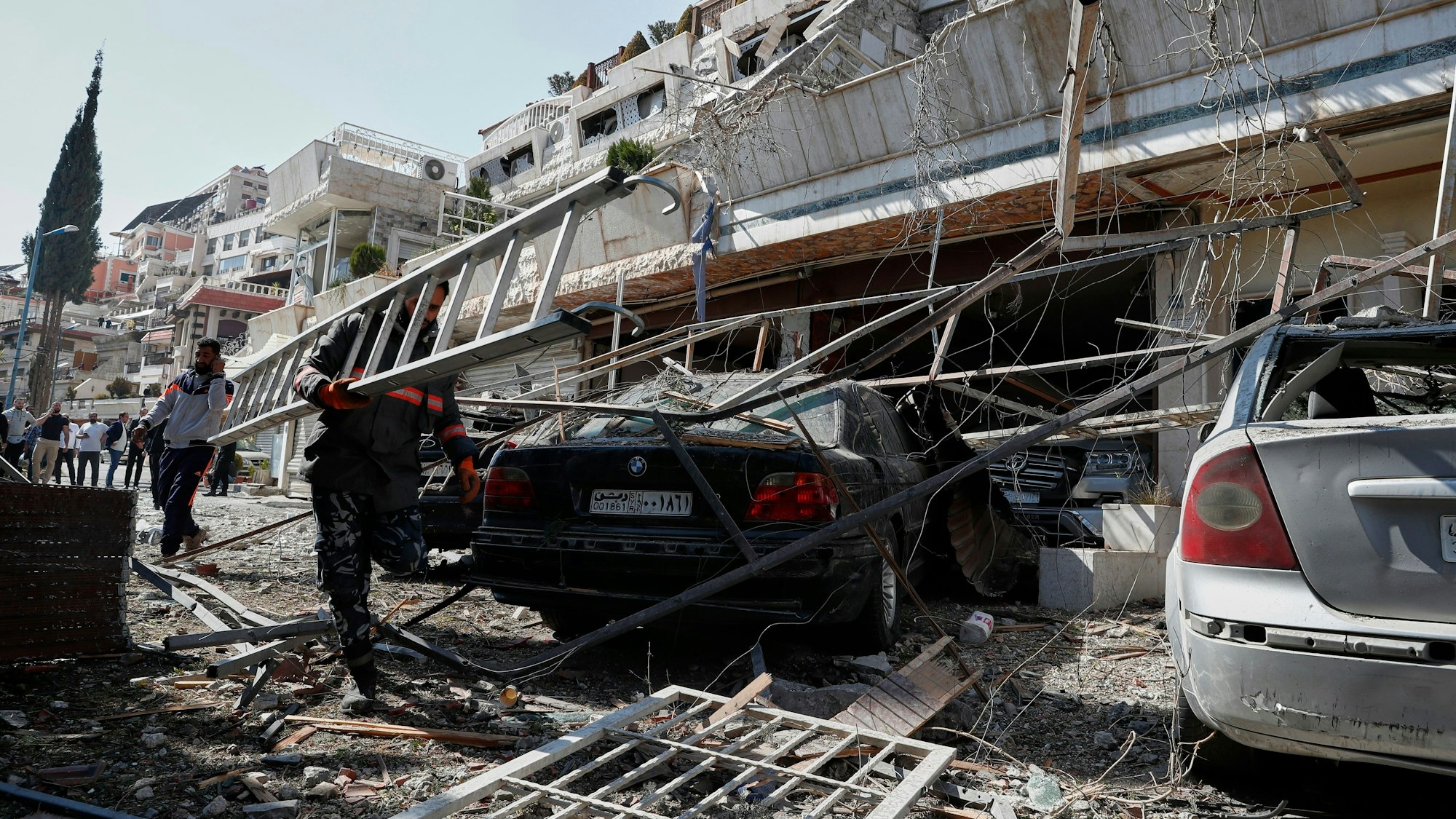 Feuerwehrleute arbeiten am Ort eines israelischen Raketenangriffs.