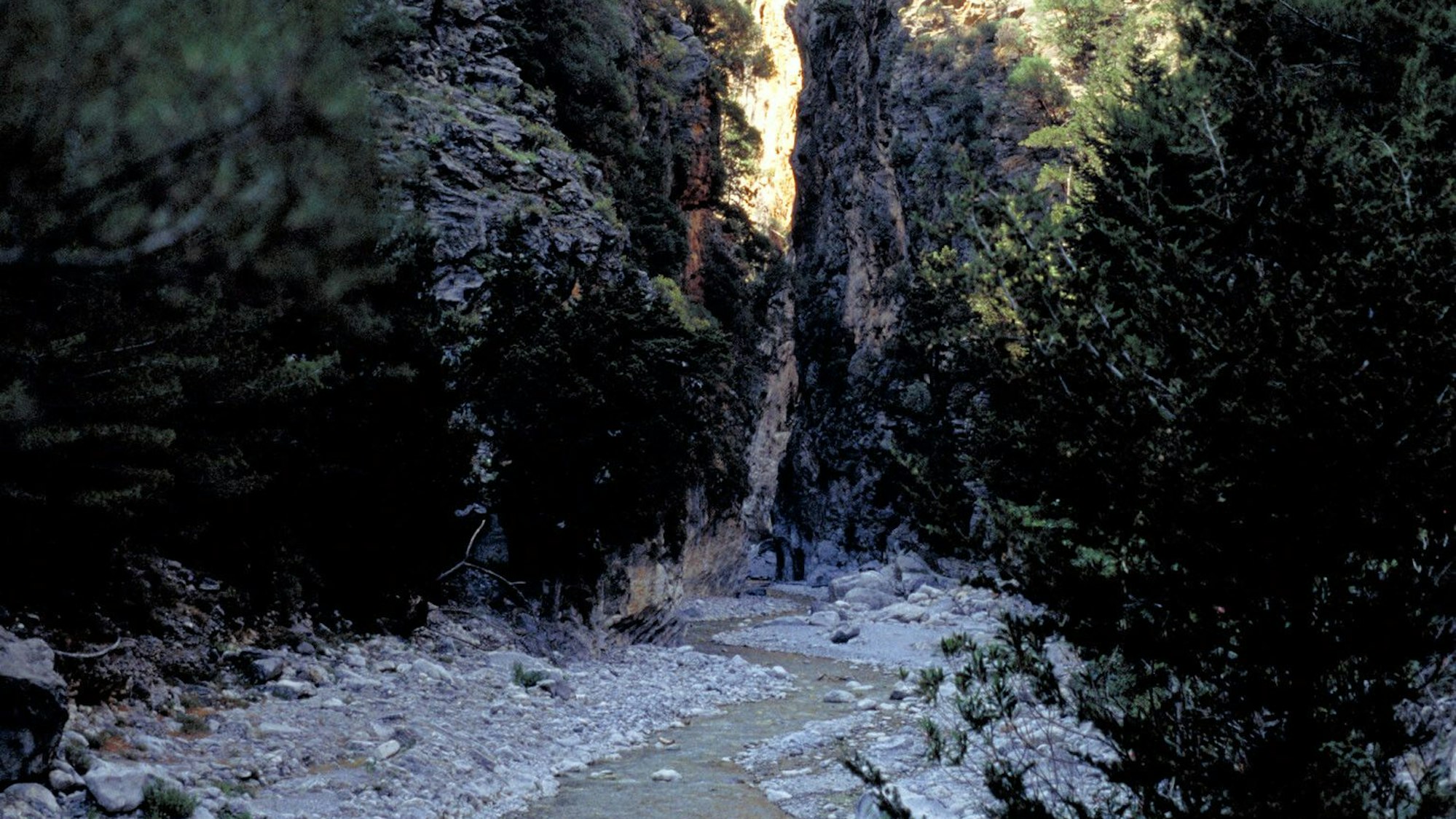 Die längste Schlucht Europas - wer auf Kreta in der Samaria-Schlucht unterwegs ist, sollte eine gute Kondition haben und neben viel Trinkwasser auch das richtige Schuhwerk mitnehmen. dung außerhalb dieses Artikels!