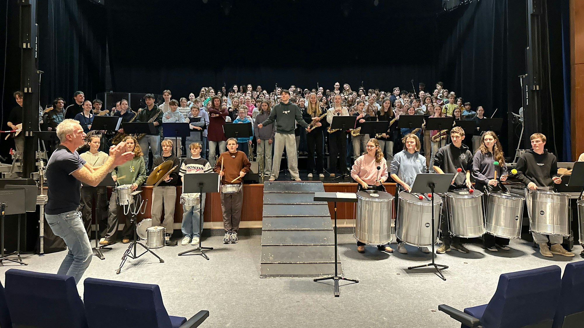 Bei „From Now On“ aus dem Film aus dem Film „Greatest Showman“ übernahm Jonah Hartzsch (Mitte) den Gesang. 200 Jugendliche stehen auf der Bühne der Schulaula.