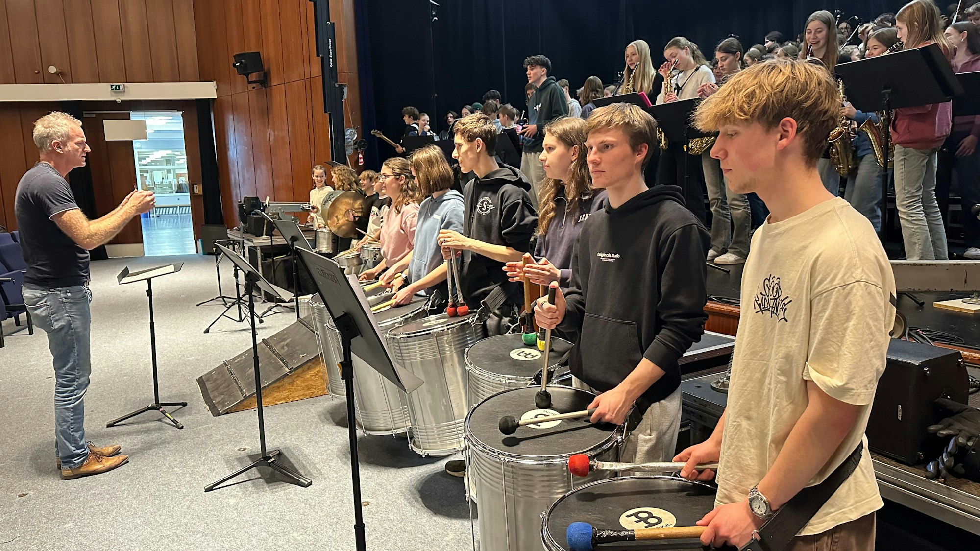 Musiklehrer Matthias Reinold (l.) bei der Probe zur „Big Pop Show“, im Vordergrund die San Agostinho Samba Band am Rhein-Sieg-Gymansium.