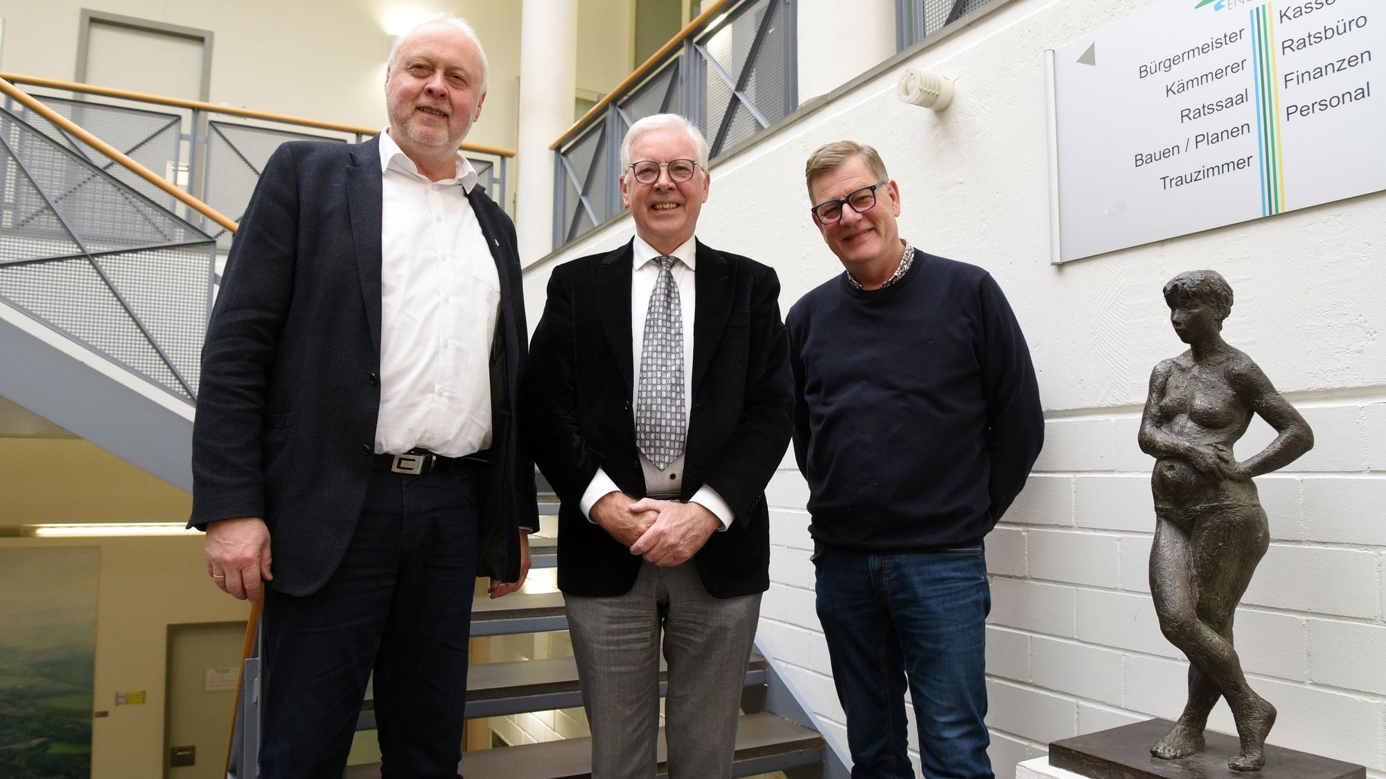 Bürgermeister Gero Karthaus dankte dem Vorsitzenden Udo Meyer und Michael Fischbach (v.l.) stellvertretend für alle Ehrenamtler der Bürgerstiftung.