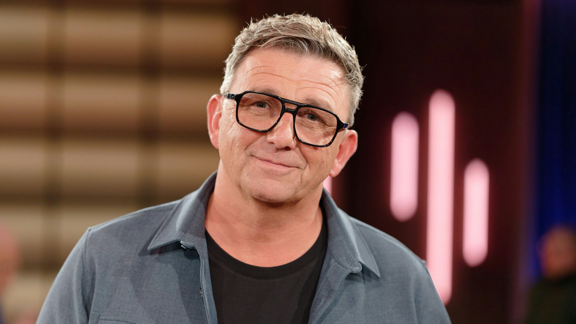 Der Schauspieler Hans Sigl steht nach der Aufzeichnung der WDR Talkshow „Kölner Treff“ im Studio.