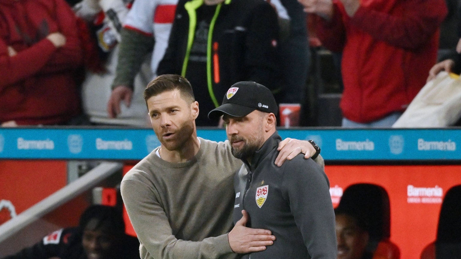 Leverkusens Trainer Xabi Alonso (l.) schätzt seinen Kollegen Sebastian Hoeneß vom VfB Stuttgart.