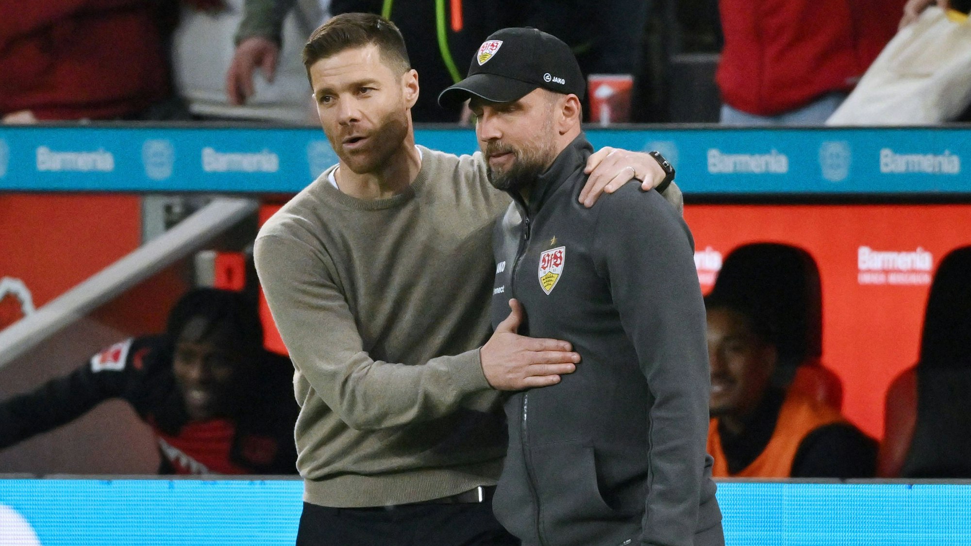 Leverkusens Trainer Xabi Alonso (l.) schätzt seinen Kollegen Sebastian Hoeneß vom VfB Stuttgart.