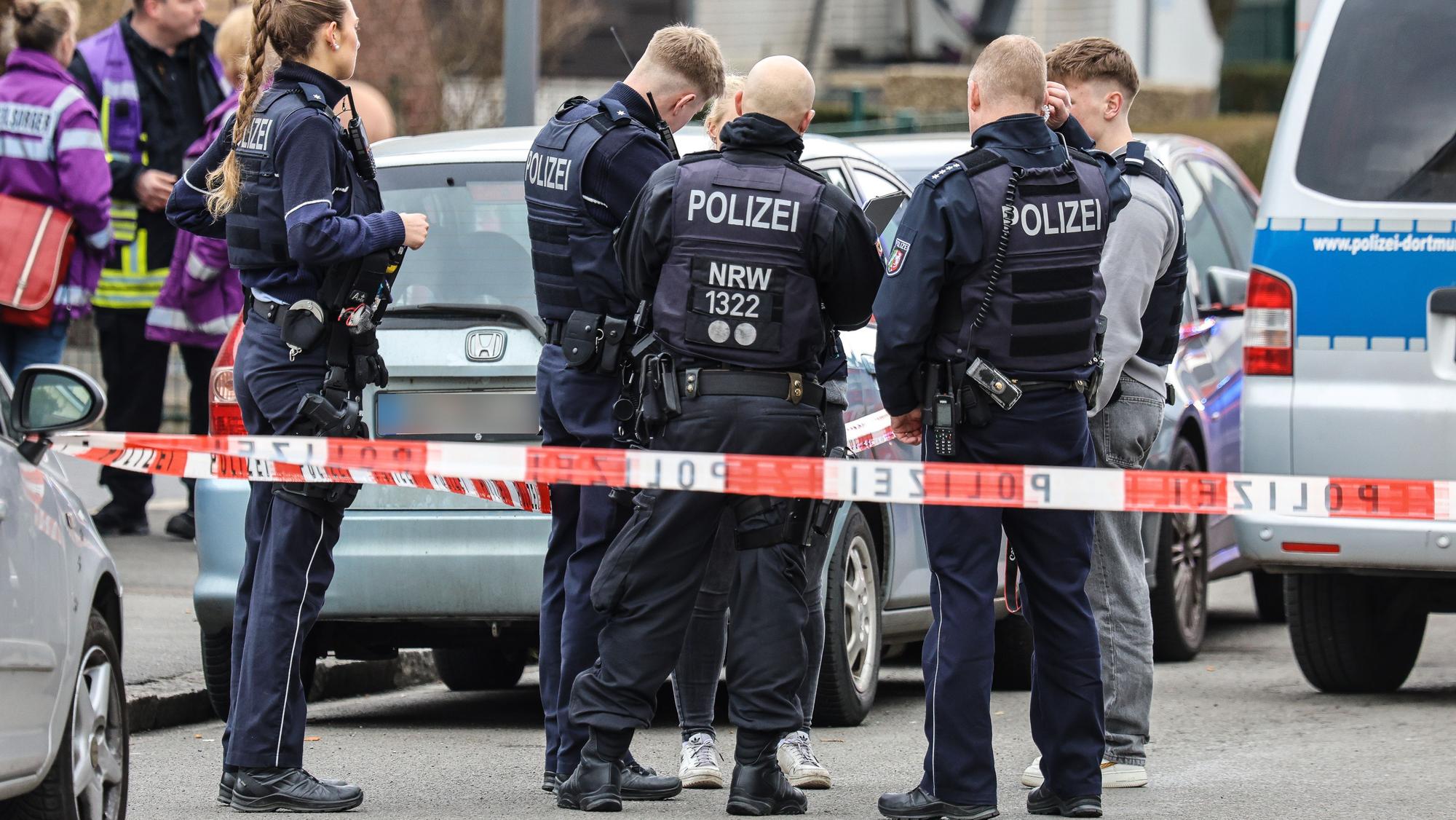 14.03.2025, Nordrhein-Westfalen, Dortmund: Einsatzkräfte arbeiten an einem Tatort.