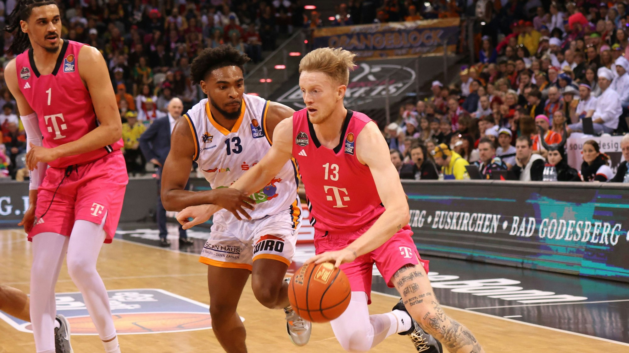 Bonns Bodie Hume (rechts) zieht zum Korb, Jonathan Bähre (l.) schaut gebannt zu.