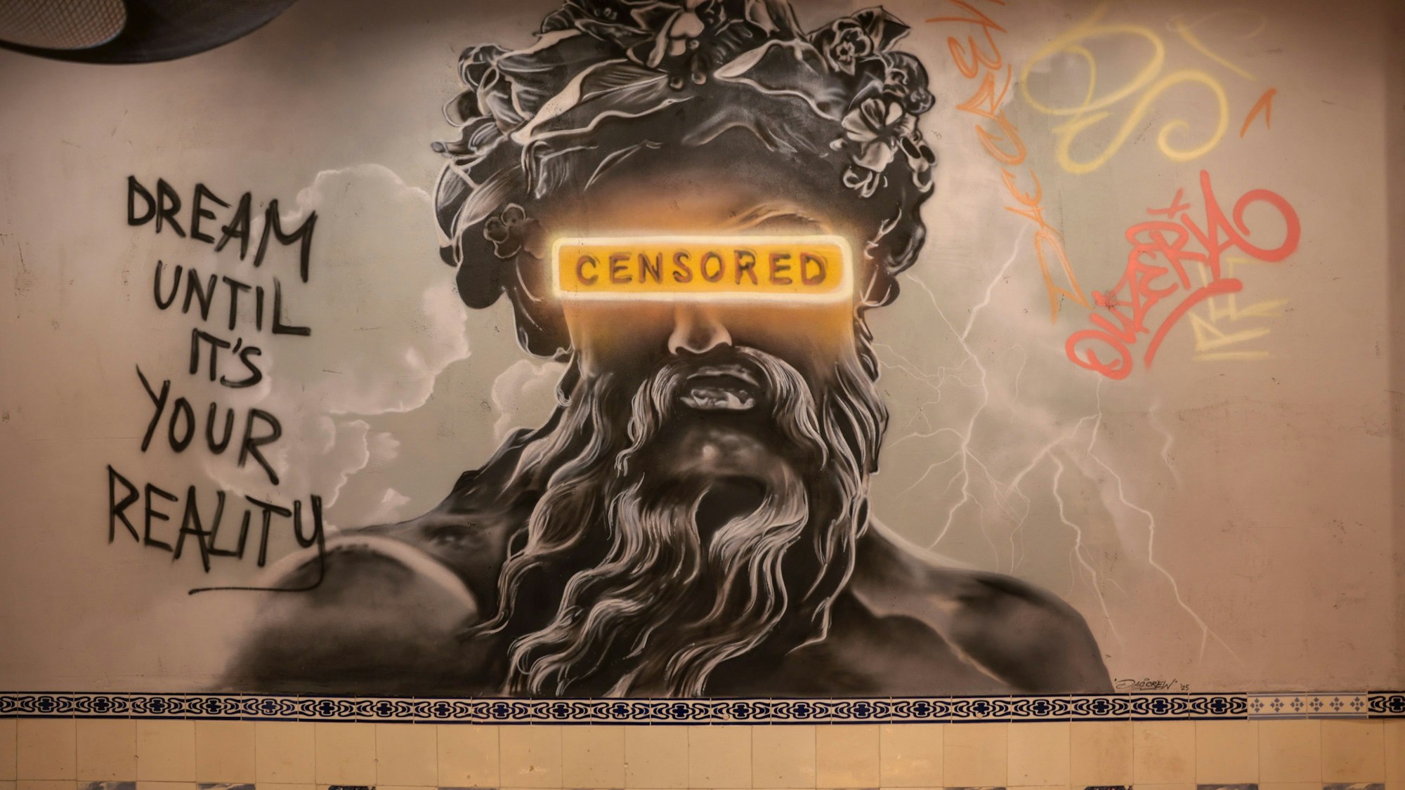 Zeus wacht im hinteren Teil der Ouzeria über die Gäste.