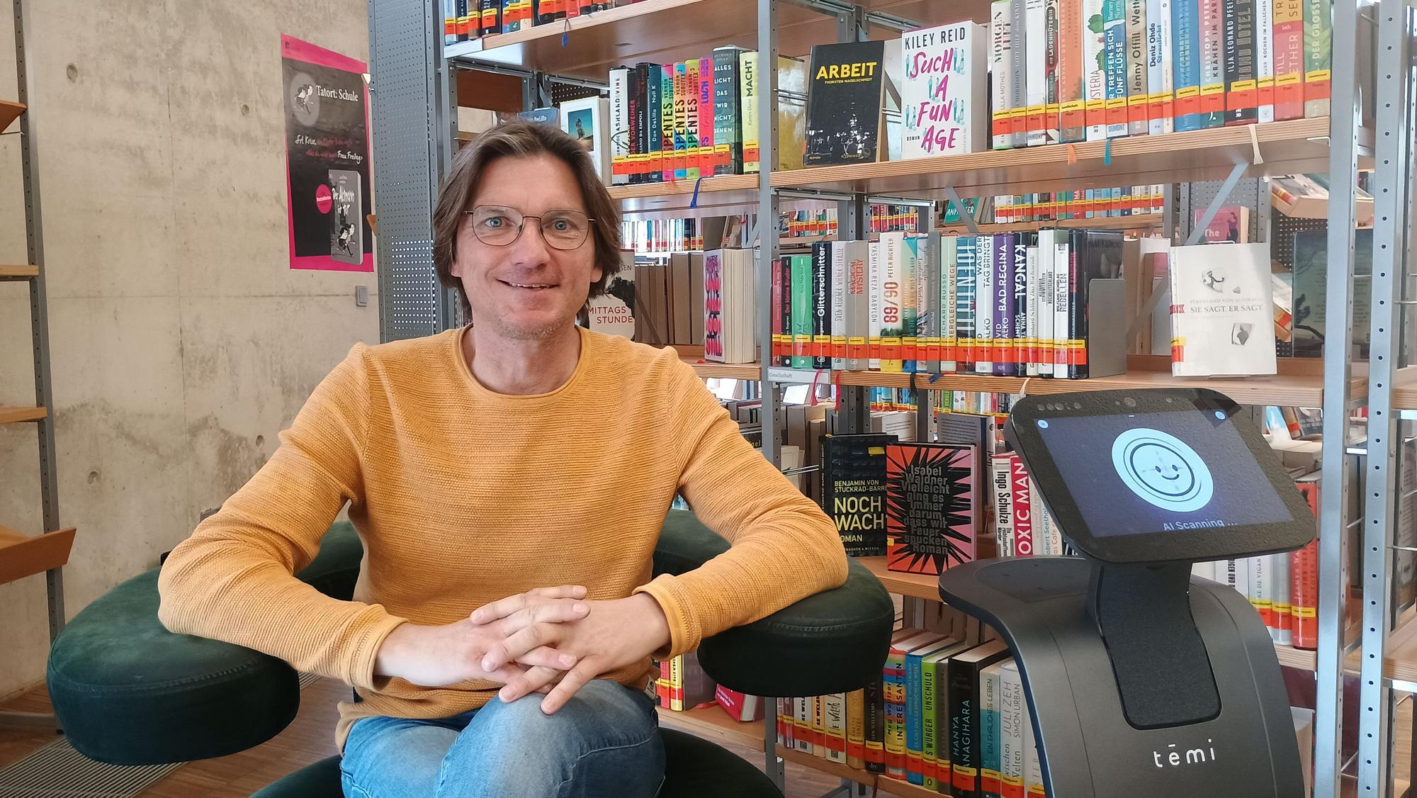 Zu sehen ist Werner Wieczorek, Leiter der Bergheimer Stadtbibliothek.