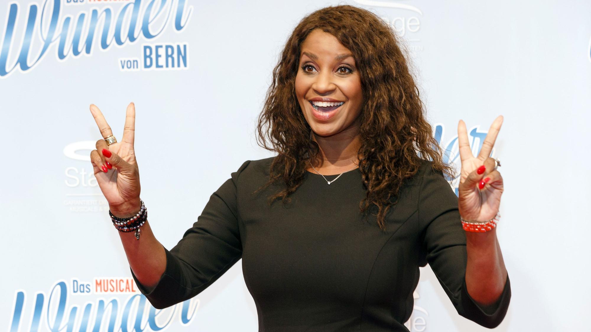 Die Schauspielerin Liz Baffoe posiert am 23.11.2014 in Hamburg vor der Uraufführung des Musicals "Das Wunder von Bern".