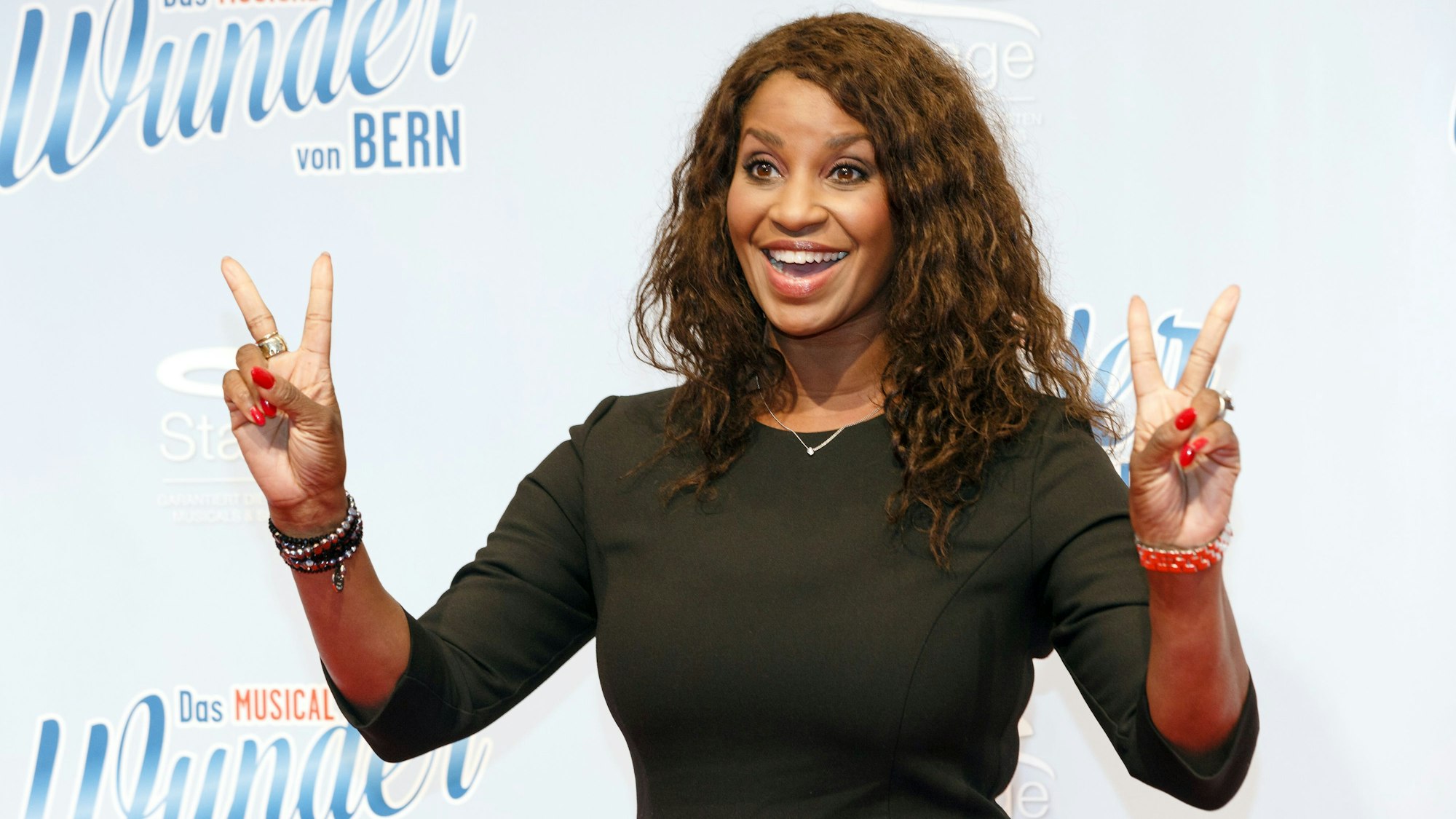 Die Schauspielerin Liz Baffoe posiert am 23.11.2014 in Hamburg vor der Uraufführung des Musicals "Das Wunder von Bern".