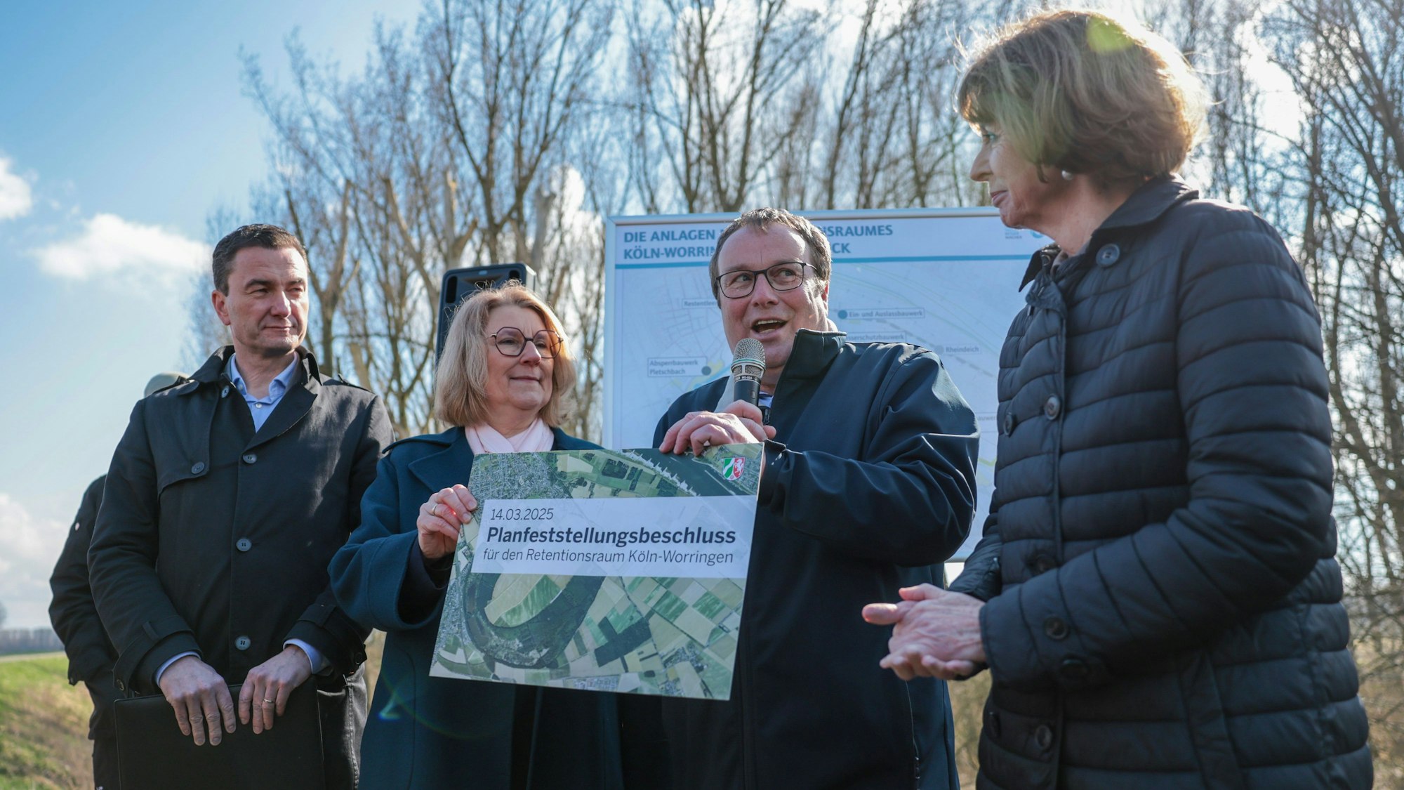 Übergabe des Planfeststellungsbeschlusses für den Worringer Bruch mit Regierungspräsident Thomas Wilk, Steb-Vorständin Ulrike Franzke, NRW-Umweltminister Oliver Krischer und Oberbürgermeisterin Henriette Reker (von links).