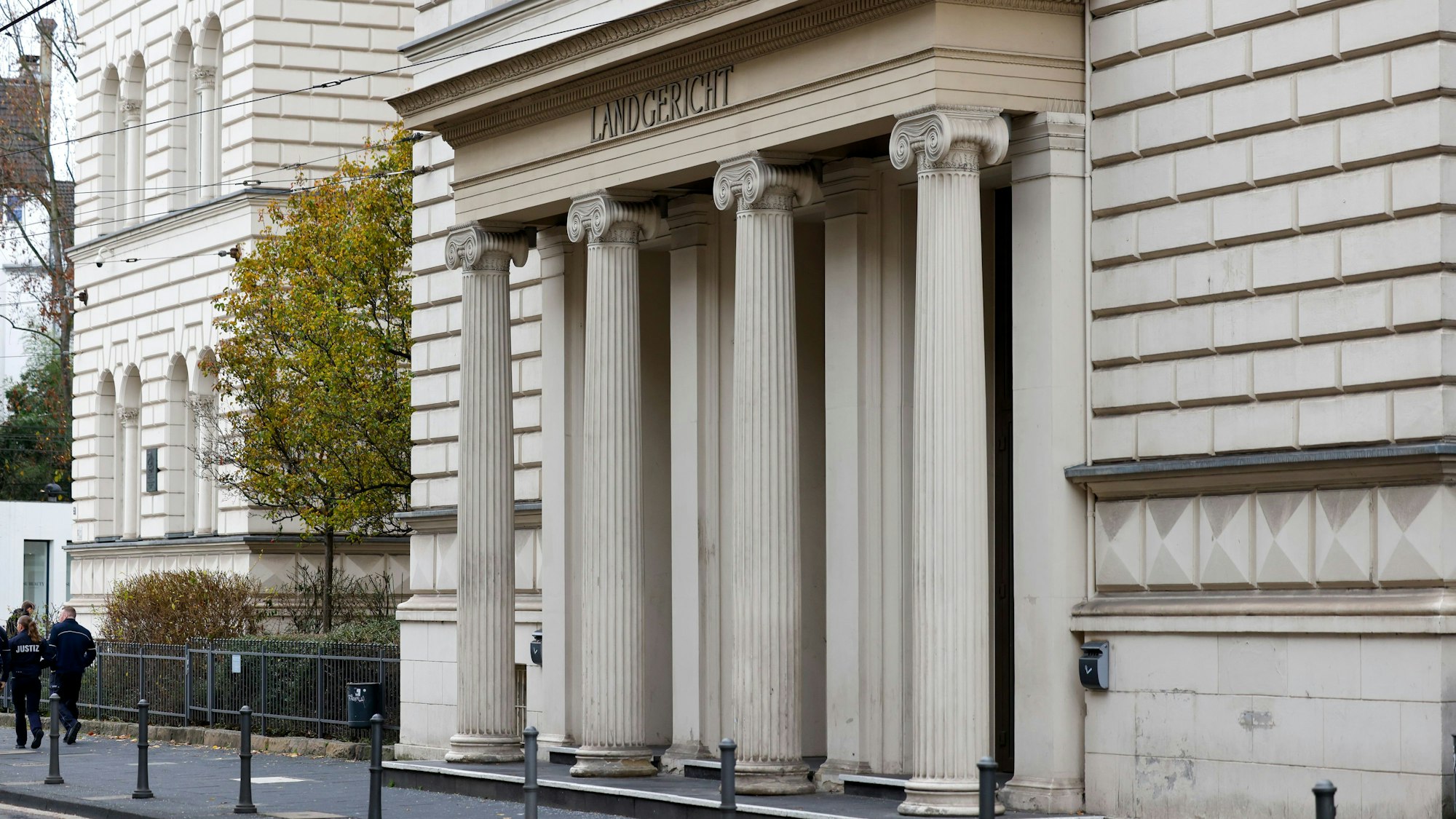 Blick auf den Eingang eines Gerichtsgebäudes mit antikisierenden Säulen.