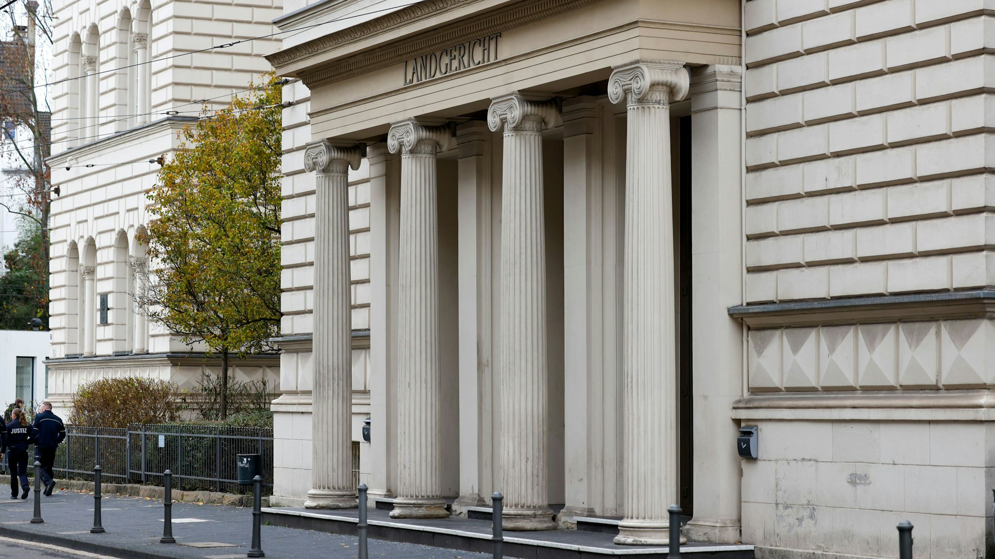 Der Eingangsbereich des Landgerichts in Bonn.