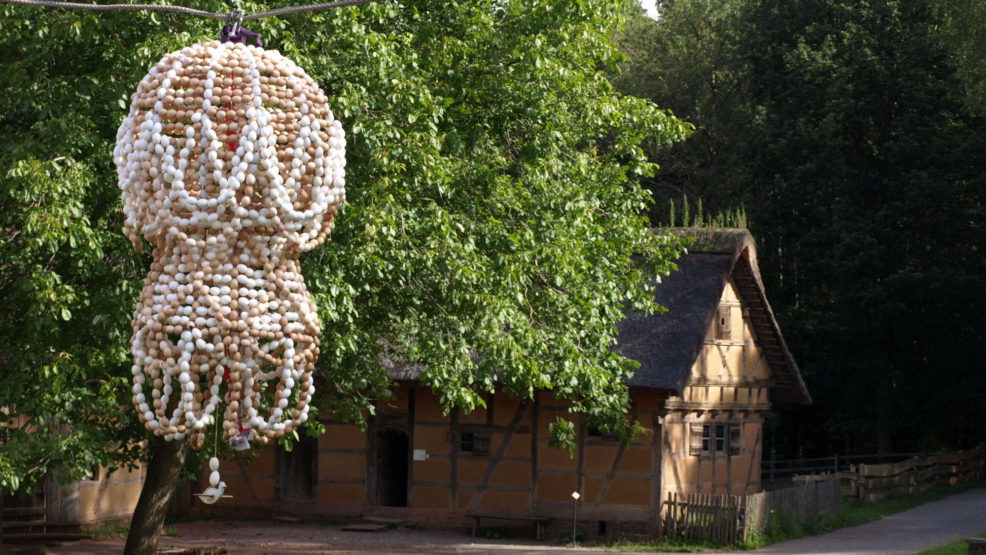 Eine Krone aus Tausenden Eiern steht im Museum.