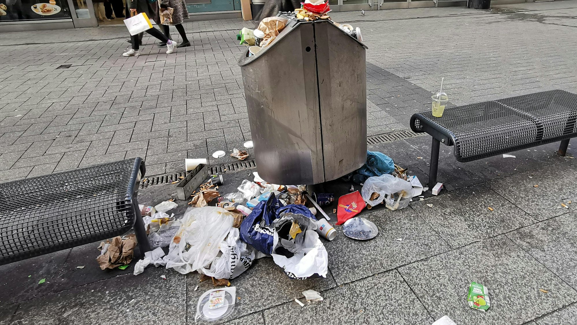 Zwei Tage keine Müllabfuhr, und die Behälter quellen allerorten über.