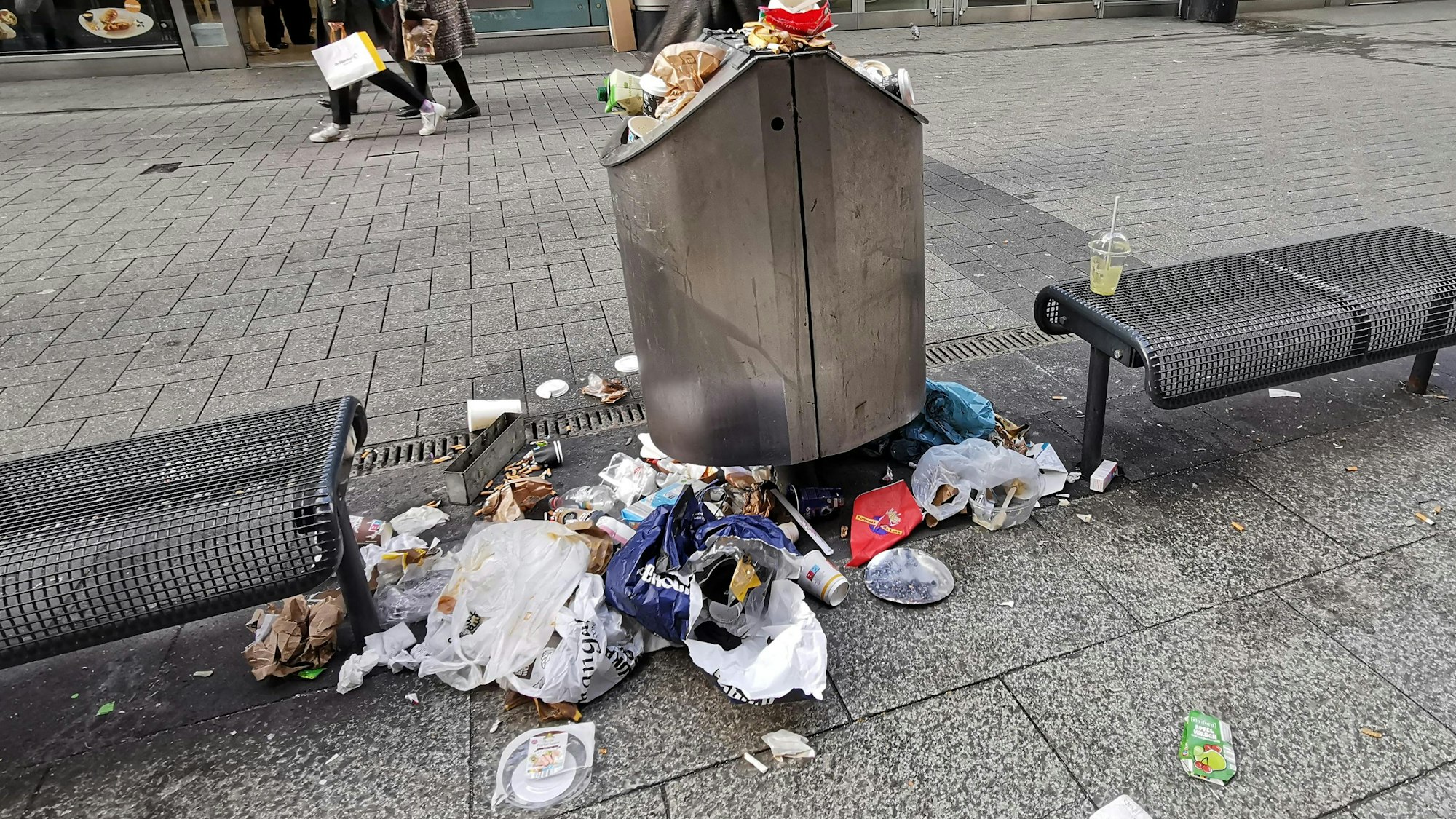 Zwei Tage keine Müllabfuhr, und die Behälter quellen allerorten über.