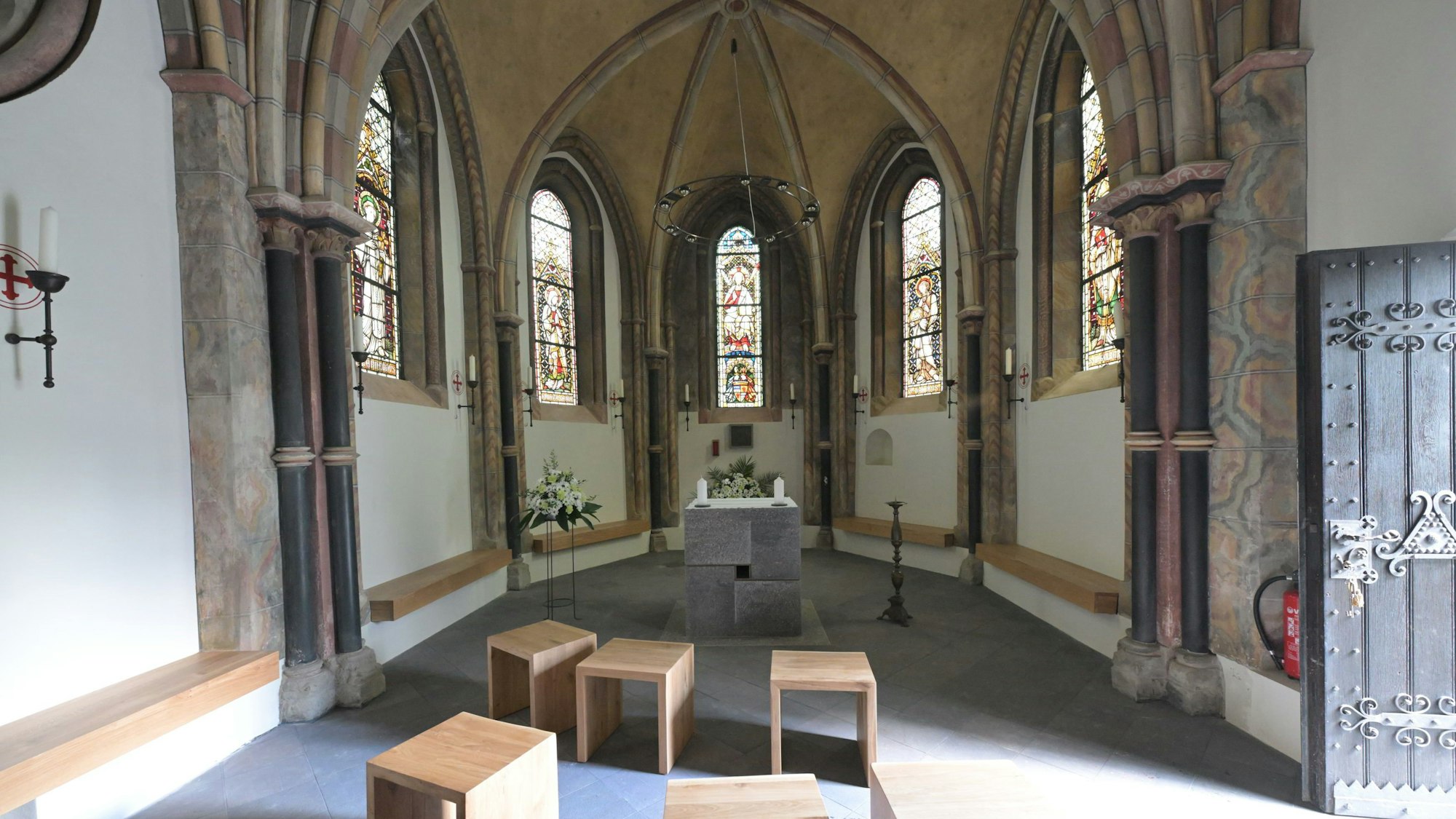 Der Innenraum der Renovierten Markuskapelle, in der Mitte ein moderner Altar-Quader.
