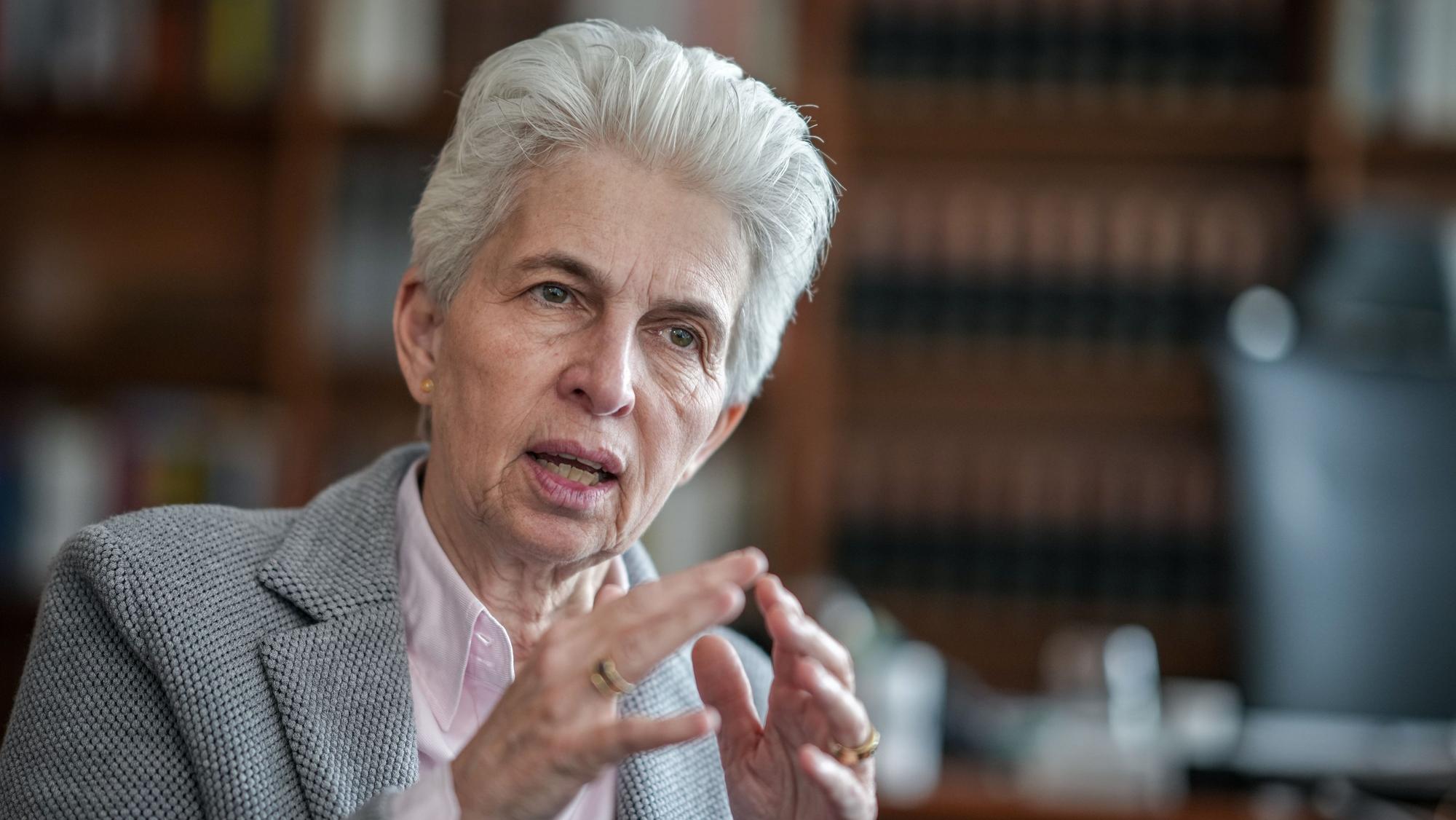 Marie-Agnes Strack-Zimmermann spricht in einem Interview mit Journalisten. (Archivbild)