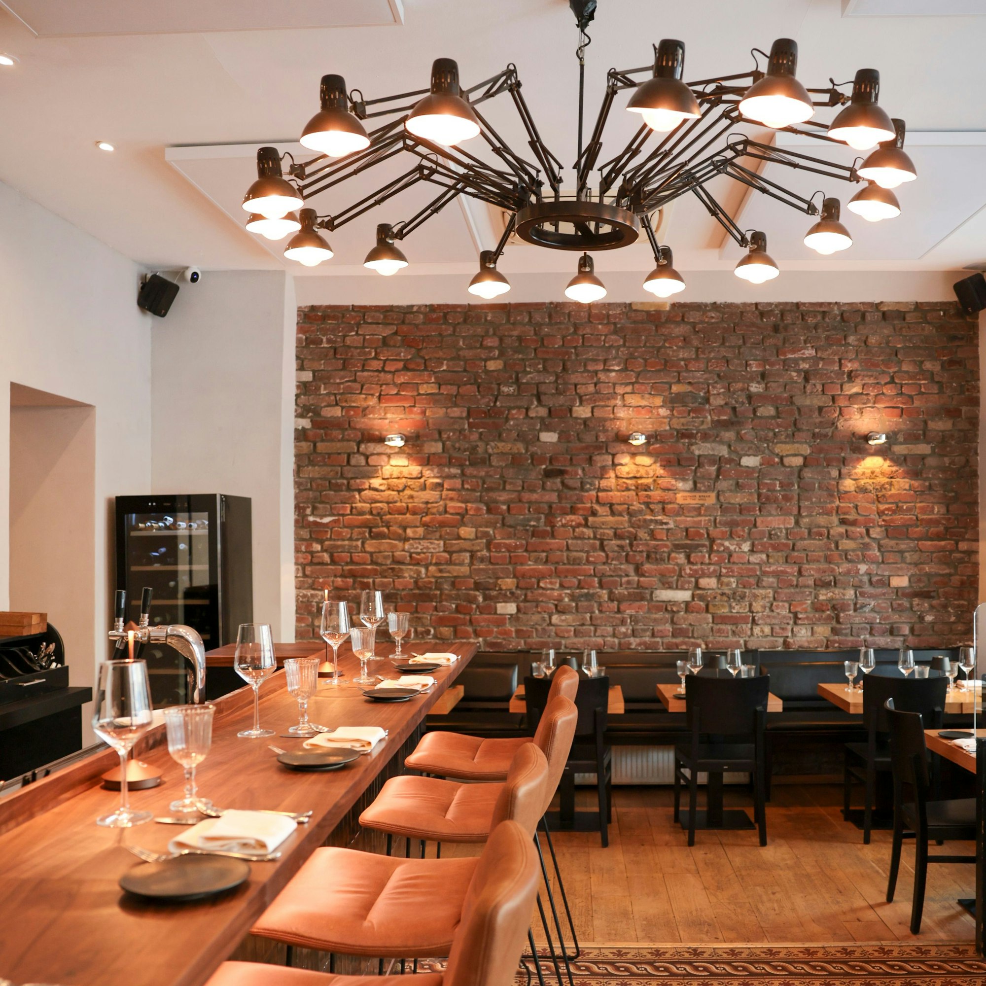 Die Wand aus Naturstein ist geblieben.