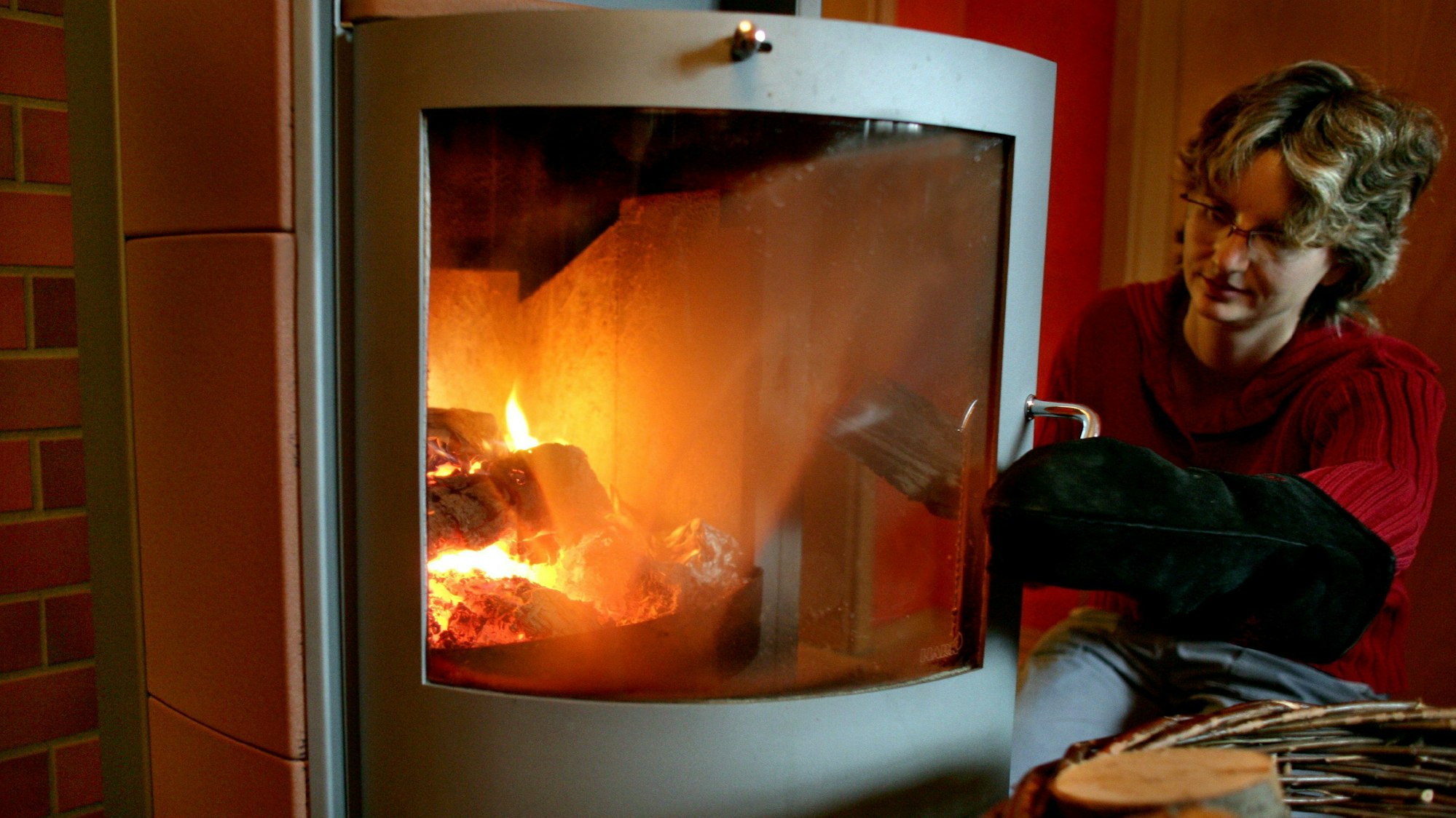 Das Foto zeigt einen brennenden Kamin.