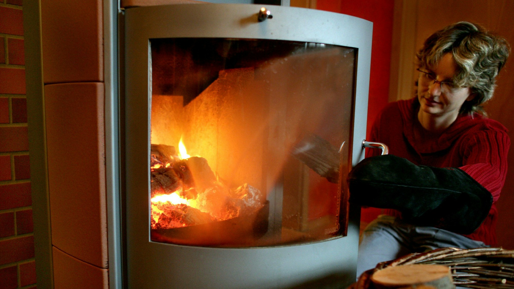 Das Foto zeigt einen brennenden Kamin.